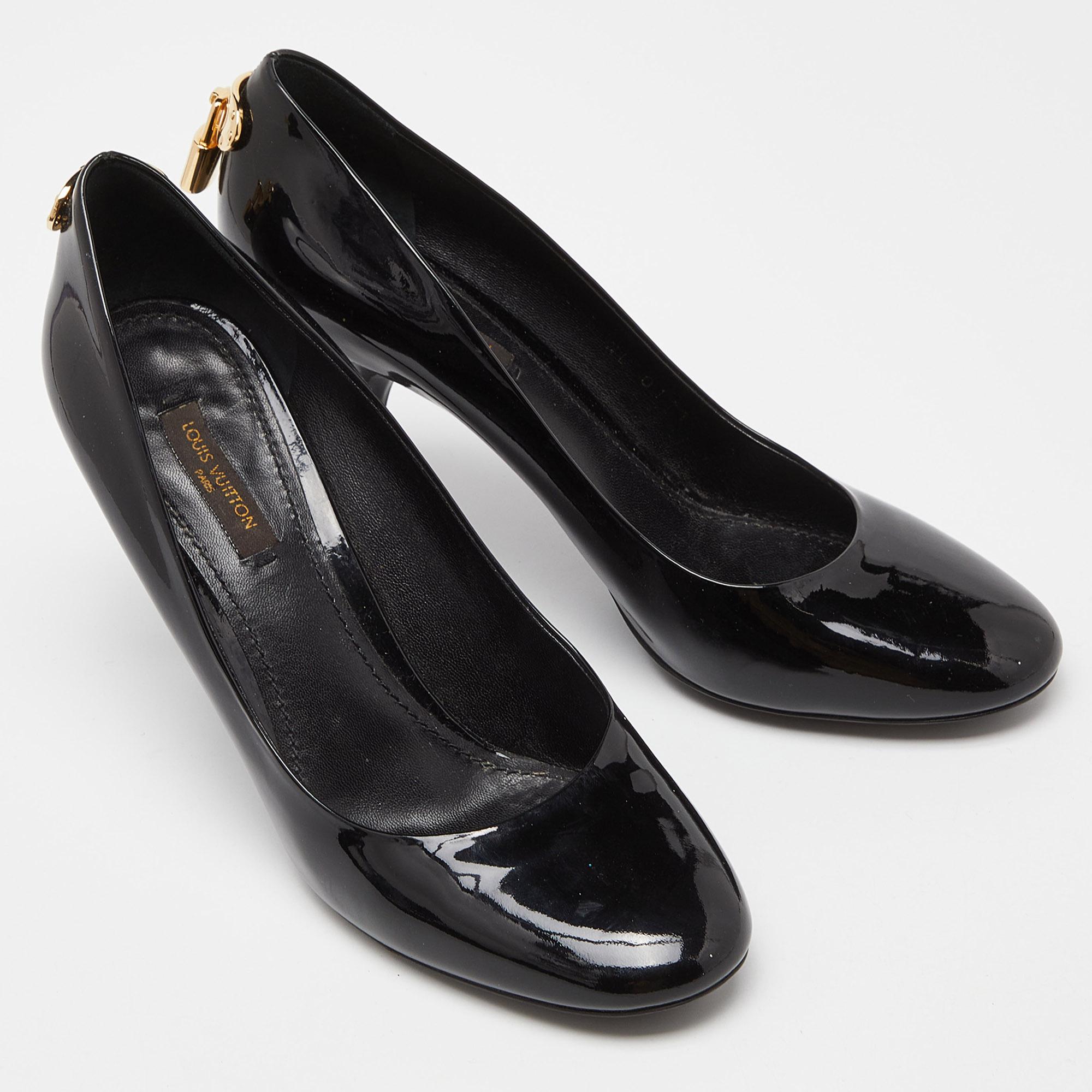 Women's Louis Vuitton Black Patent Leather Lock It Round Toe Pumps Size 38 For Sale