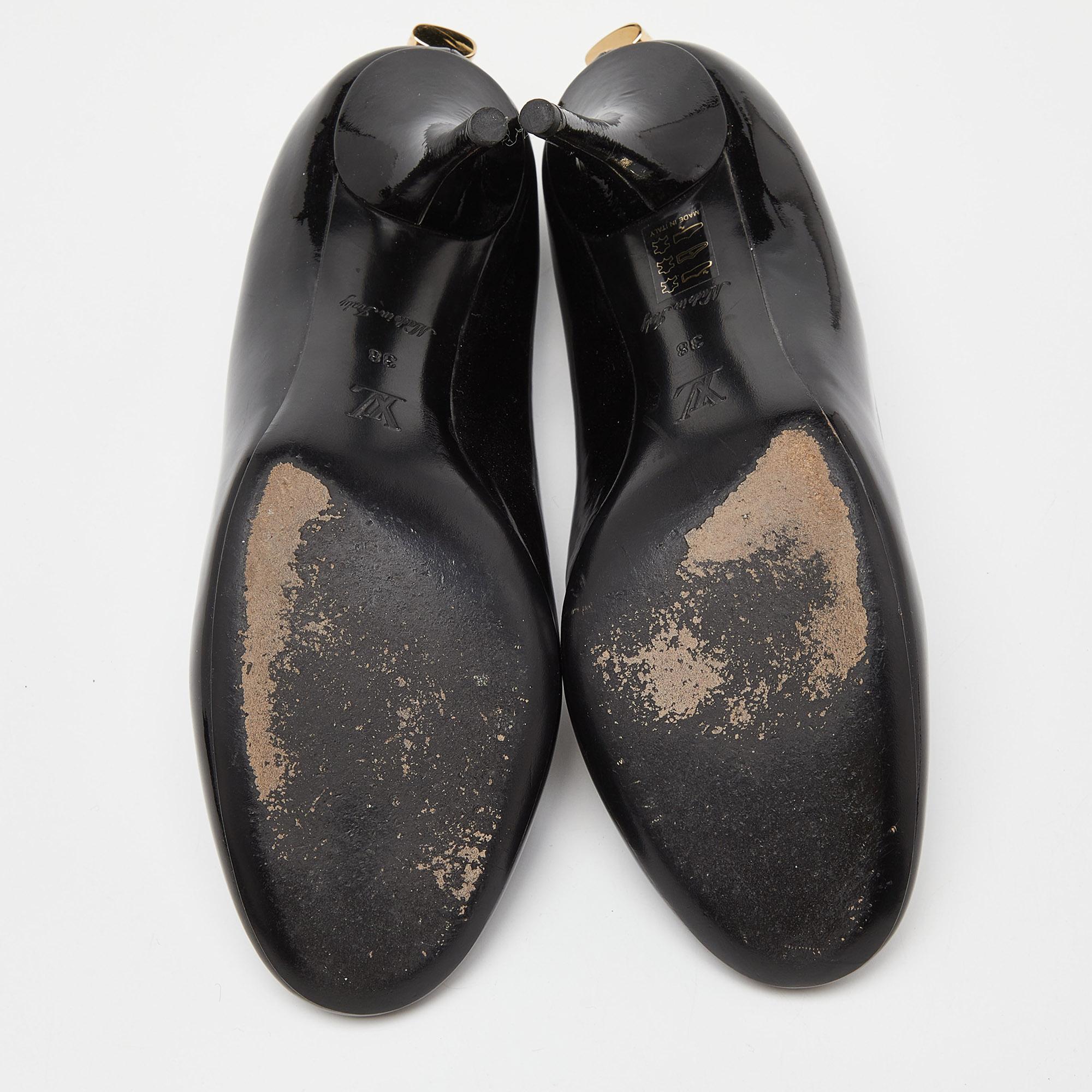 Louis Vuitton Black Patent Leather Lock It Round Toe Pumps Size 38 For Sale 2