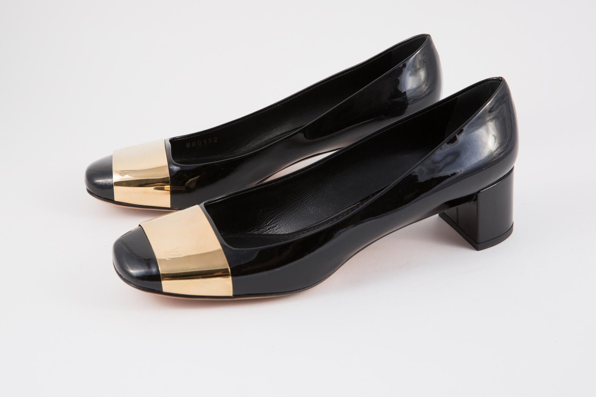 2012s Louis Vuitton by Marc Jacobs black patent leather logo plaque pumps shoes featuring gold-tone hardware, a low block heel (1.5in. (4cm)).  
In Excellent vintage condition. Delivered in our Dressing Factory Dust Bag.
Shoes Size: 39fr/ 7.5 US/