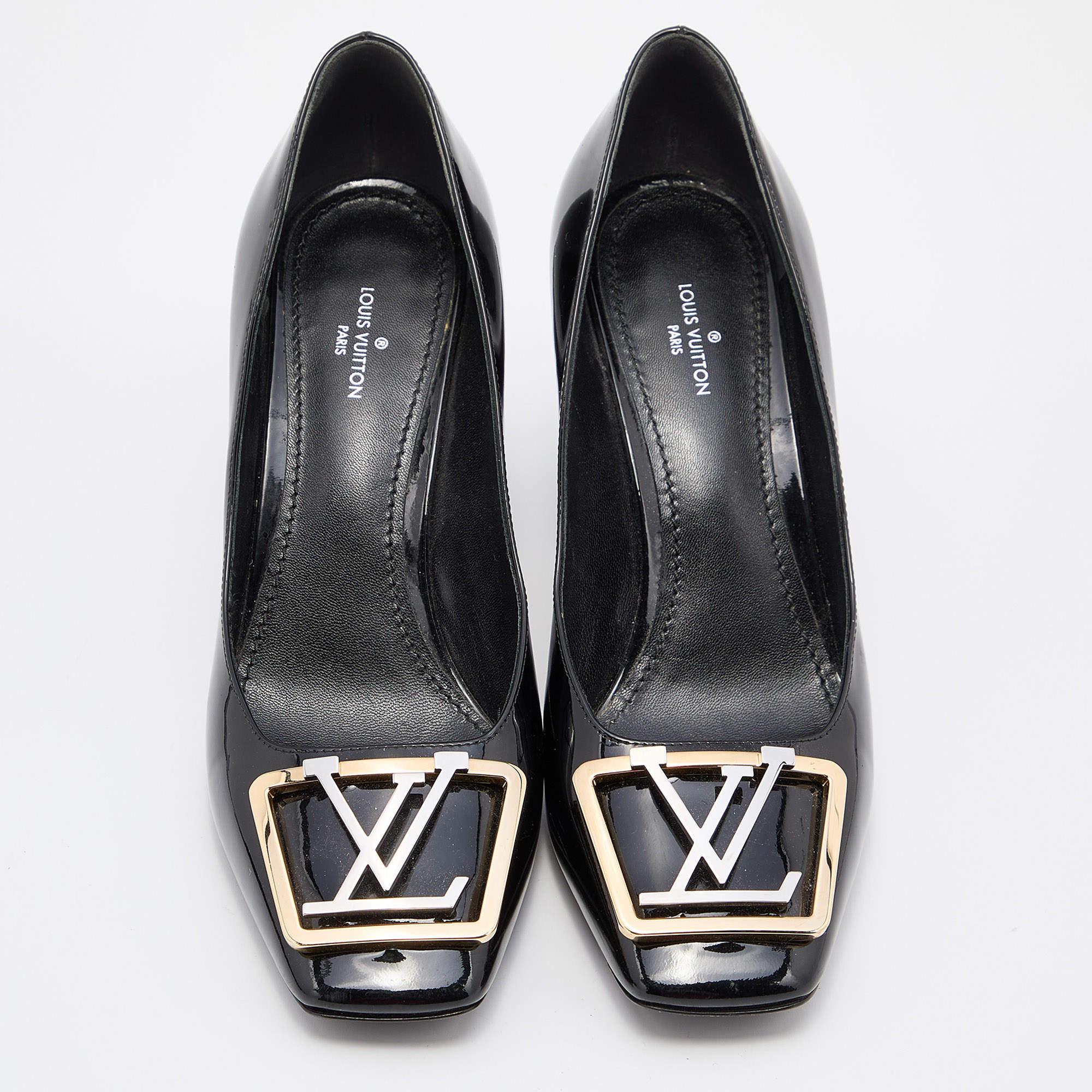 This pair of Louis Vuitton pumps is the epitome of feminine style and sophistication. Crafted from patent leather, it gets a signature touch with the 'LV' motif on the square toes and is balanced on 7.5cm heels.

