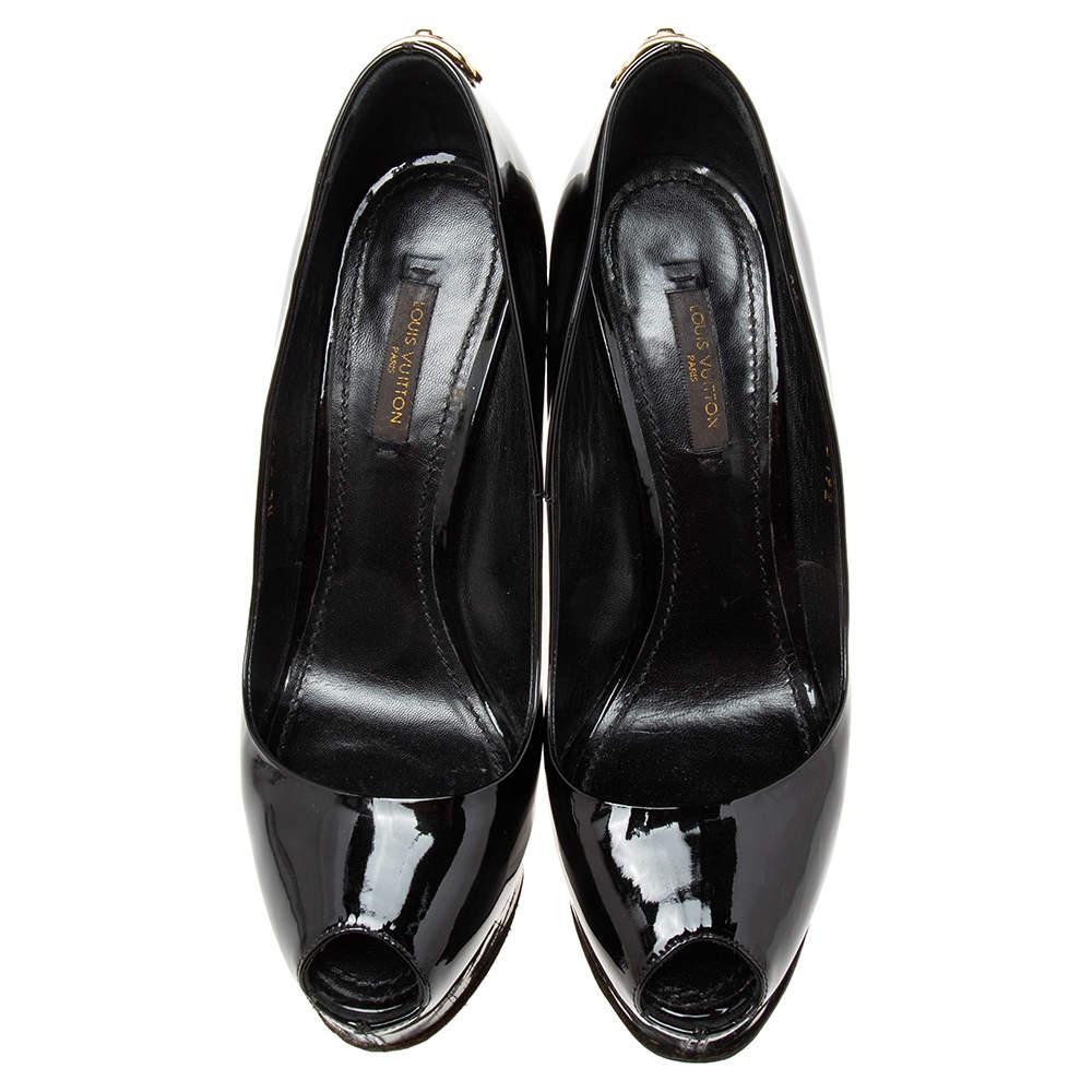 How splendid and glorious are these Oh Really! pumps from Louis Vuitton! Ravishing in black, they come crafted from patent leather and feature a peep-toe silhouette. They flaunt an artistic engraved gold-tone padlock detailing on the heel counters