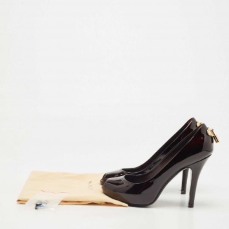 Questo paio di décolleté ha un design unico e un aspetto distinto. Creato con materiali di qualità, è arricchito da elementi classici.