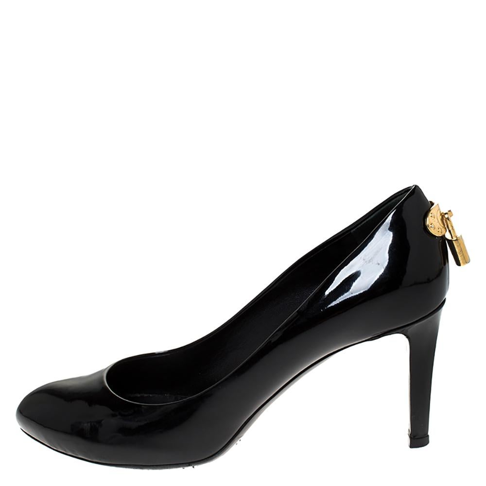 How splendid and glorious are these Oh Really! pumps from Louis Vuitton! Ravishing in black, they come crafted from patent leather and feature pointed toes. They flaunt an artistic engraved gold-tone padlock detailing on the heel counters and come