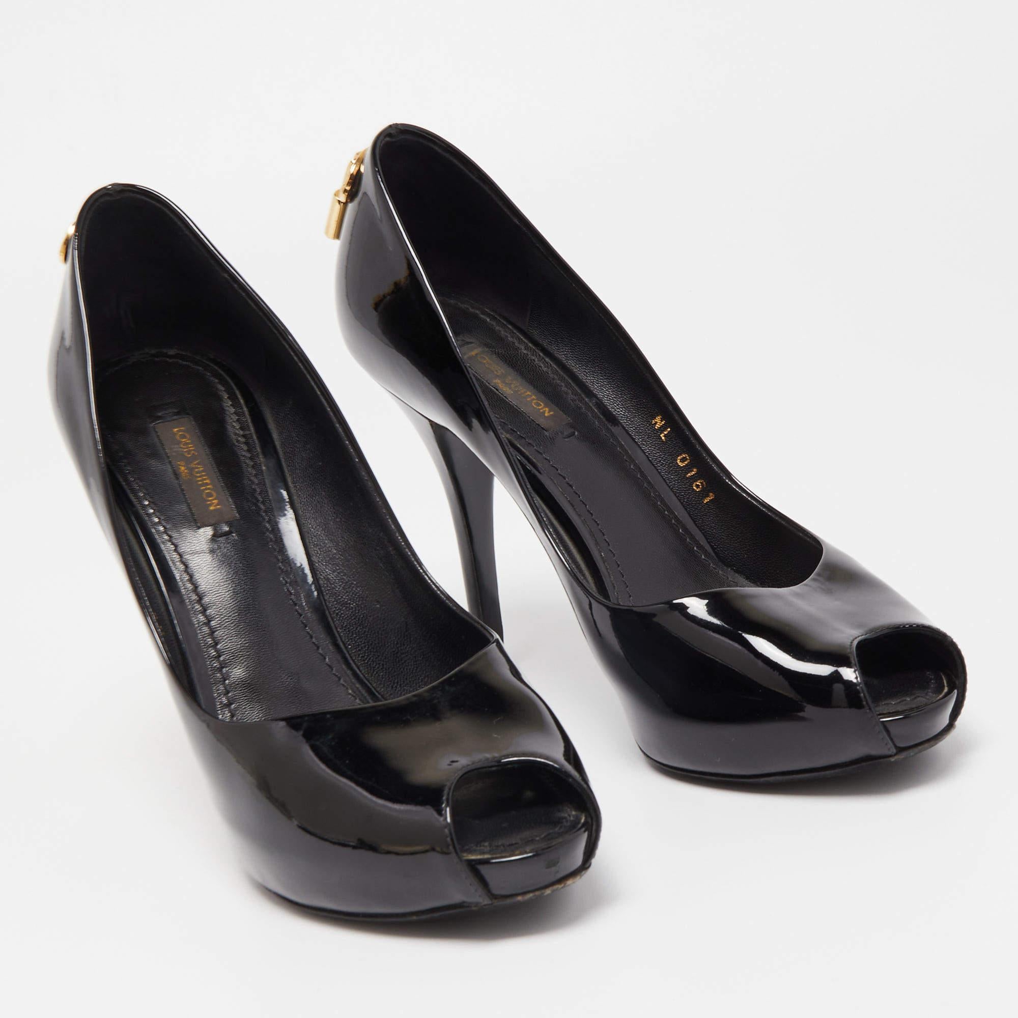 Cut into a timeless silhouette, this pair of pumps is simple yet classy. With a classy shade,, it flaunts durable soles and comfortable footbeds.

