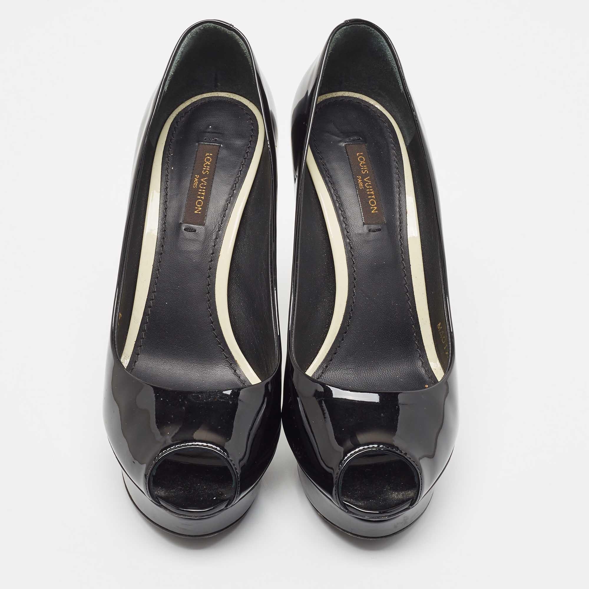 Diese Pumps strahlen Femininität und Eleganz aus und zeichnen sich durch eine schicke Silhouette und ein attraktives Design aus. Sie können diese Pumps für einen stilvollen Look tragen.

