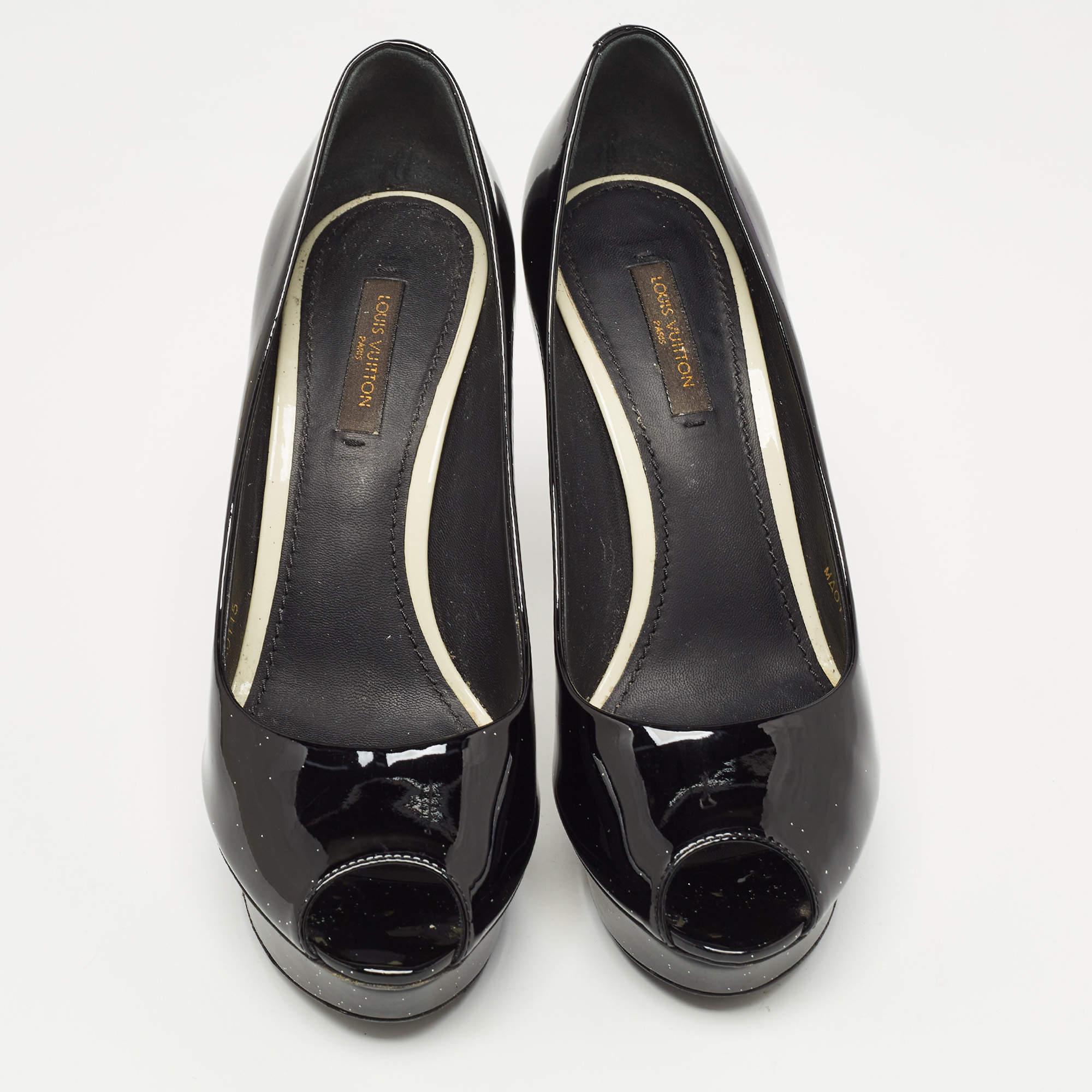 Louis Vuitton Schwarze Peep Toe Plateau-Pumps aus Lackleder Größe 37 3