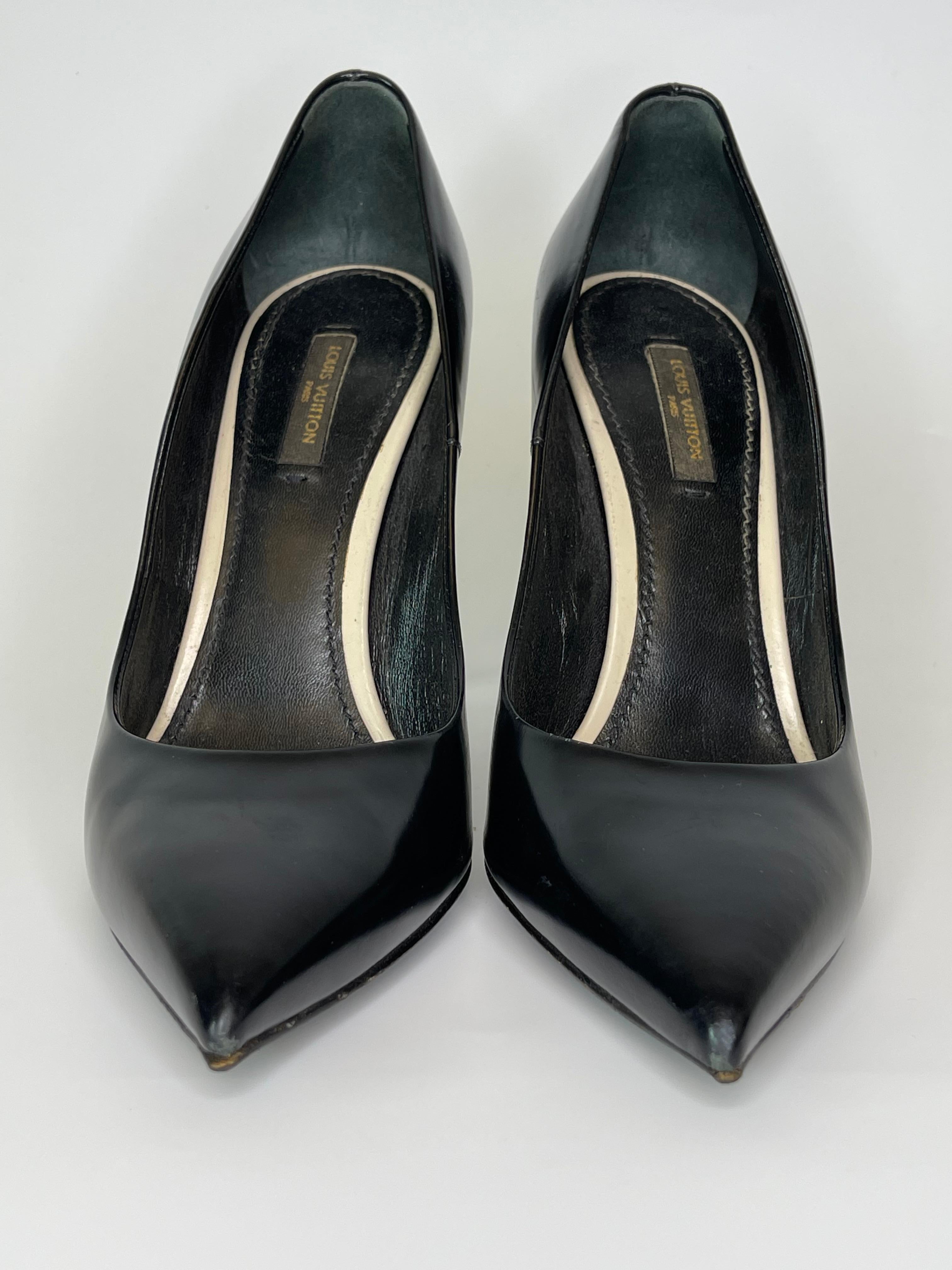 This Louis Vuitton heel consists of black patent leather, featuring a beautiful pointed toe. Good for easy slip on use. Gold metal trim with logo on the exterior, at the heel. Date code faded on the interior.

COLOR: Black
MATERIAL: Patient