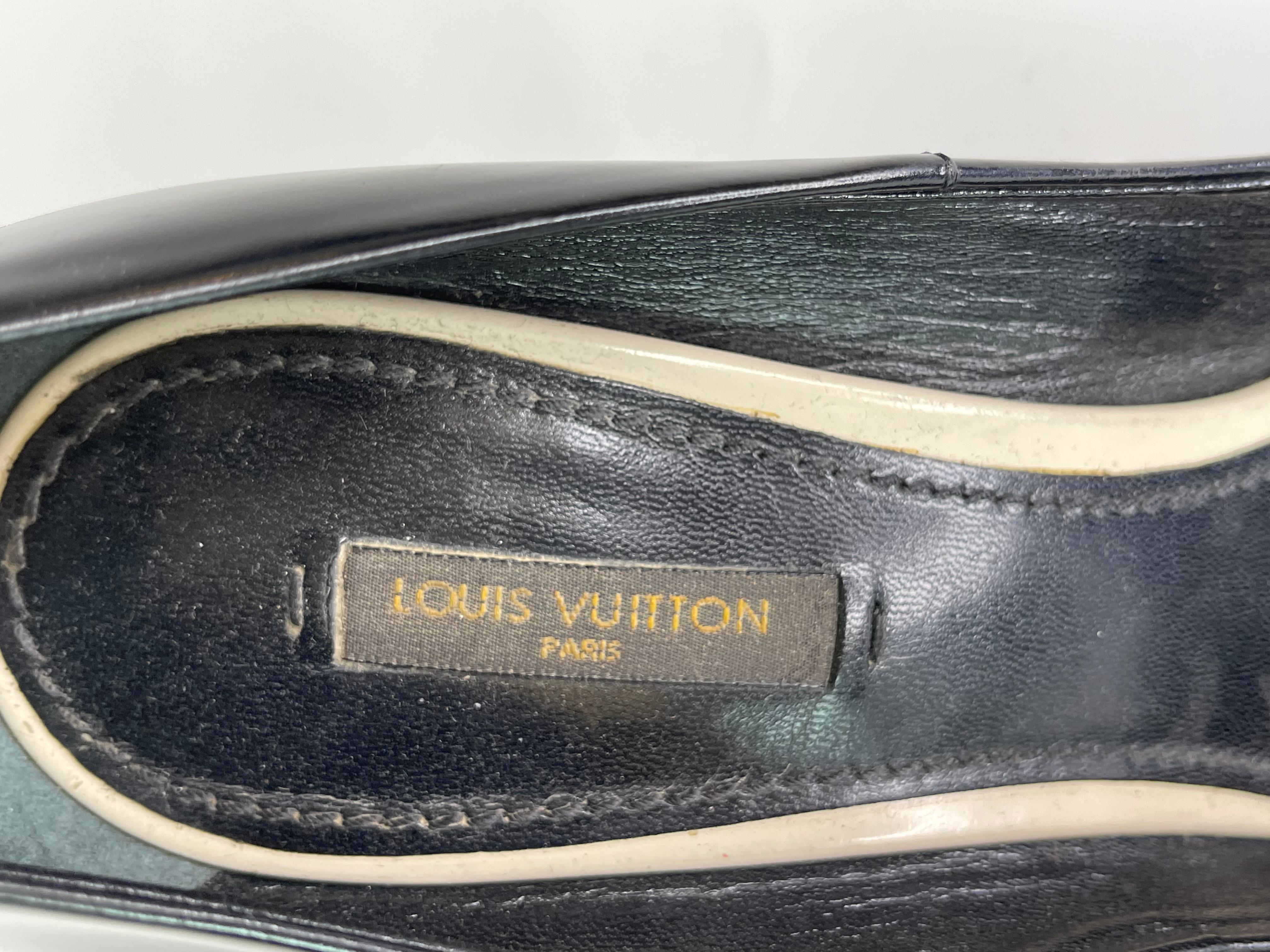  Louis Vuitton Black Patent Leather Pump Gold Logo (39 EU) 1