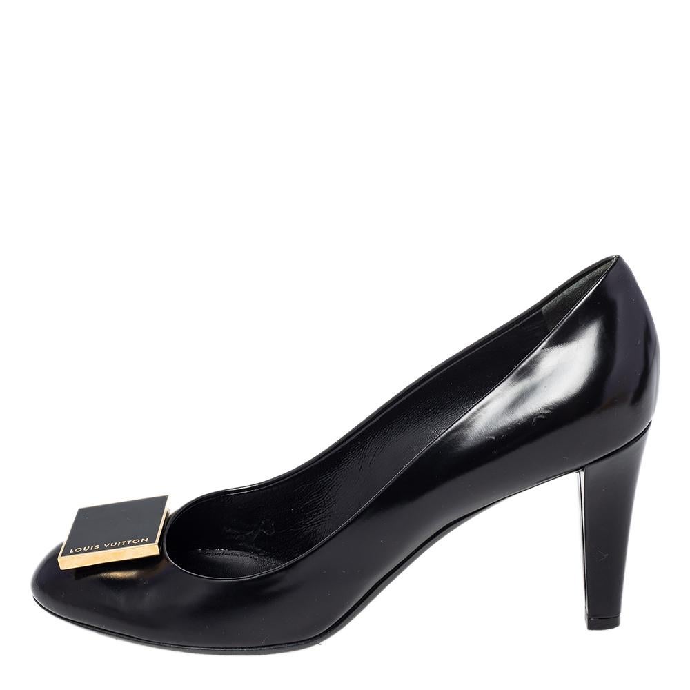 Fabulously designed to make you look nothing less than a true fashionista, these pumps from Louis Vuitton deserve a very special place in your wardrobe! Crafted from black patent leather, they feature round toes with a brand label engraved plaque on