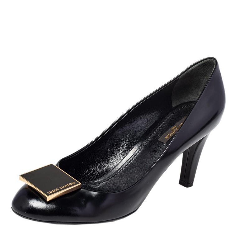 Louis Vuitton Black Patent Leather Pumps Size 38.5 For Sale at