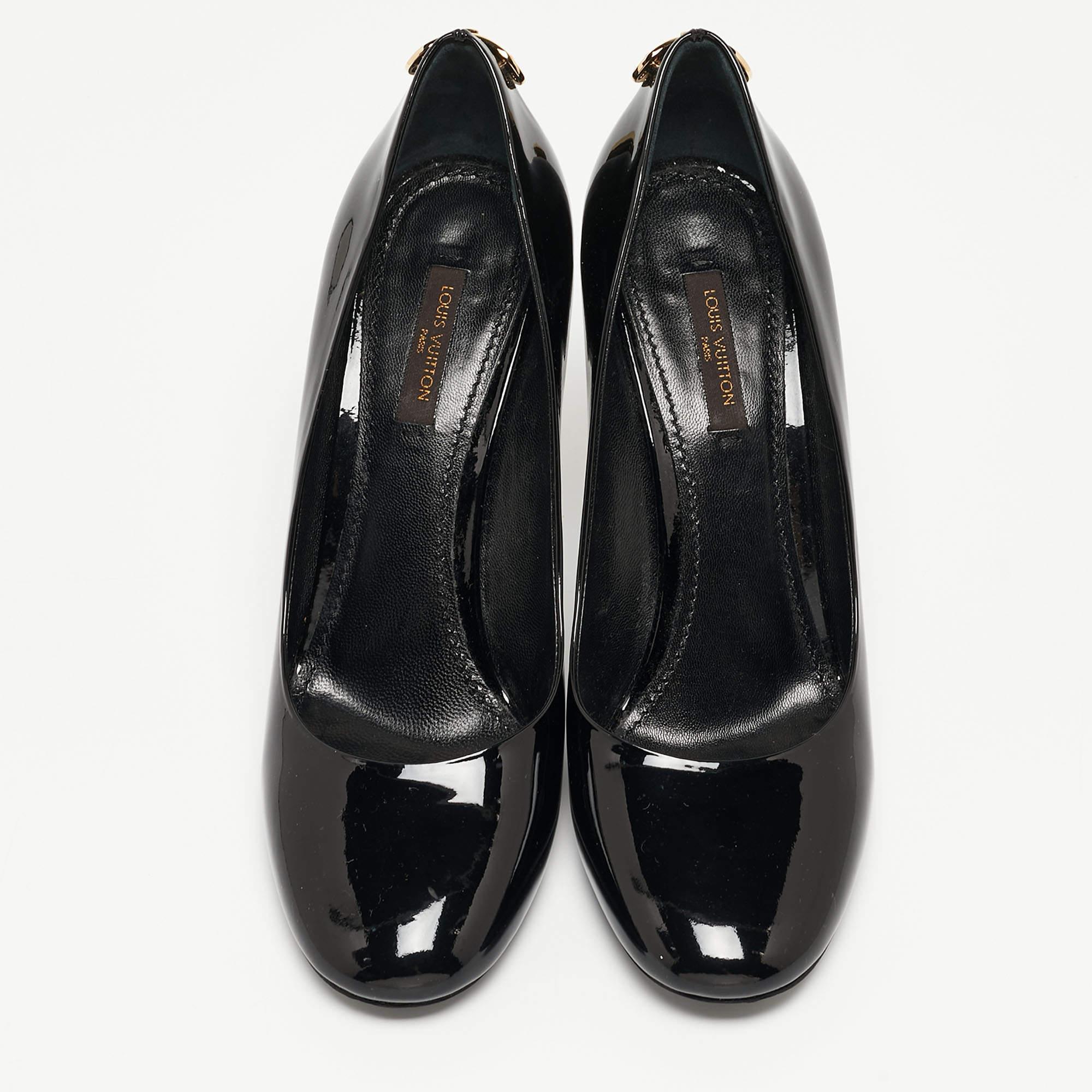 Exhibit an elegant style with this pair of pumps. These elegant shoes are crafted from quality materials. They are set on durable soles and sleek heels.

Includes
Original Dustbag, Original Box, Extra Heel Tips