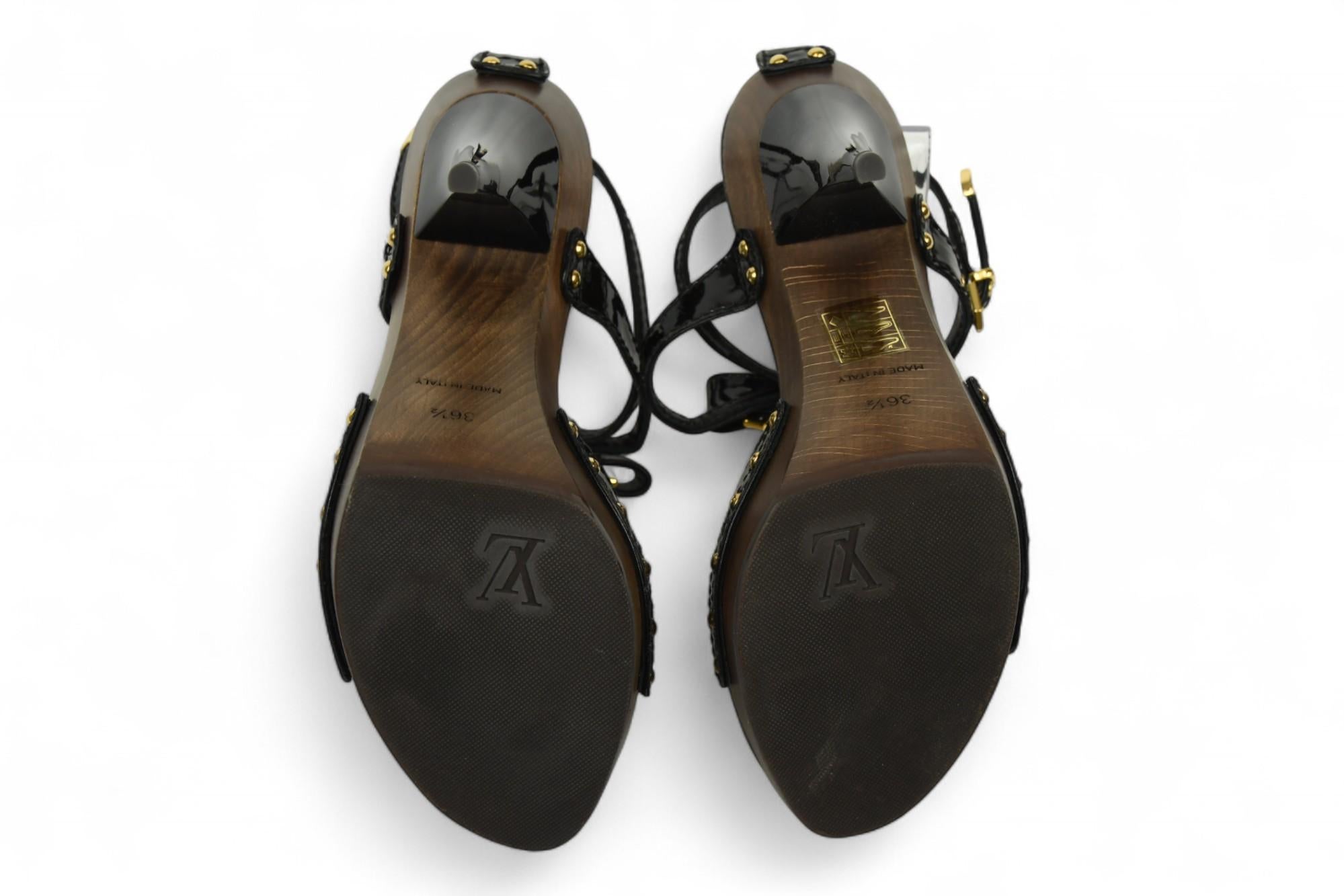 Louis Vuitton - Sandales à médaillon en cuir verni noir  Taille 6.5 US en vente 5