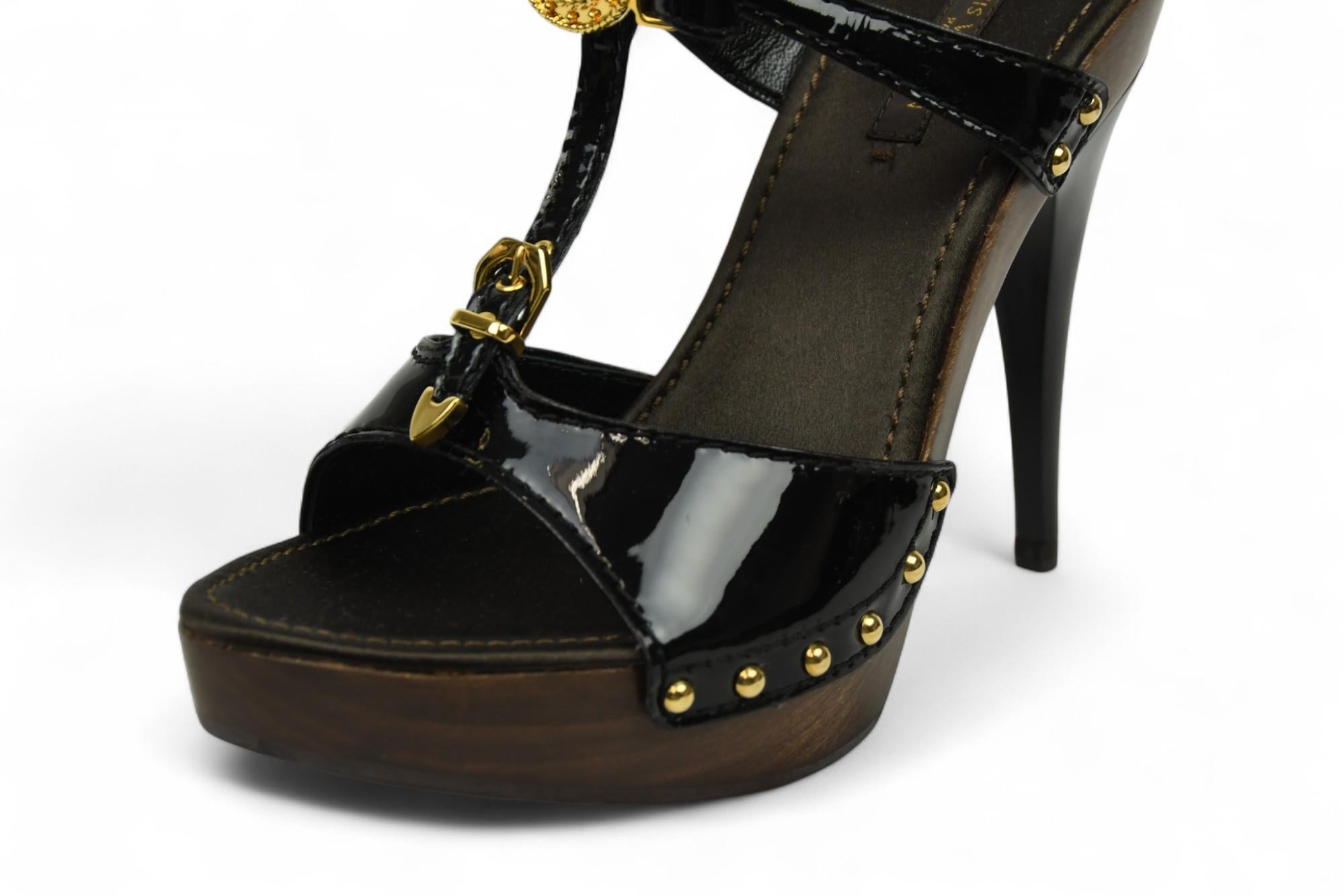 Noir Louis Vuitton - Sandales à médaillon en cuir verni noir  Taille 6.5 US en vente