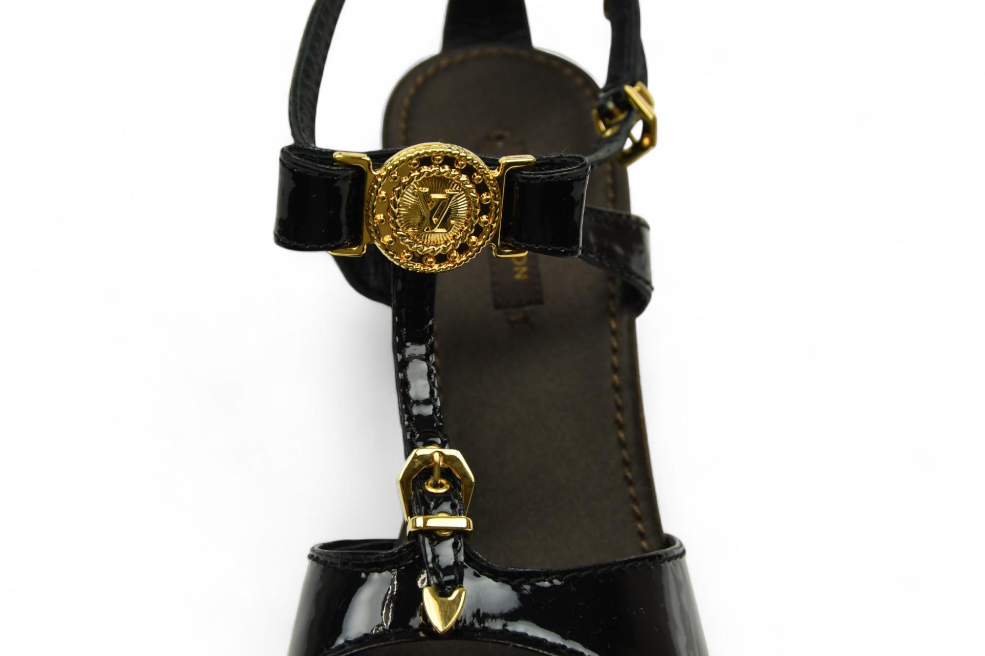 Louis Vuitton - Sandales à médaillon en cuir verni noir  Taille 6.5 US Neuf - En vente à West Hartford, CT