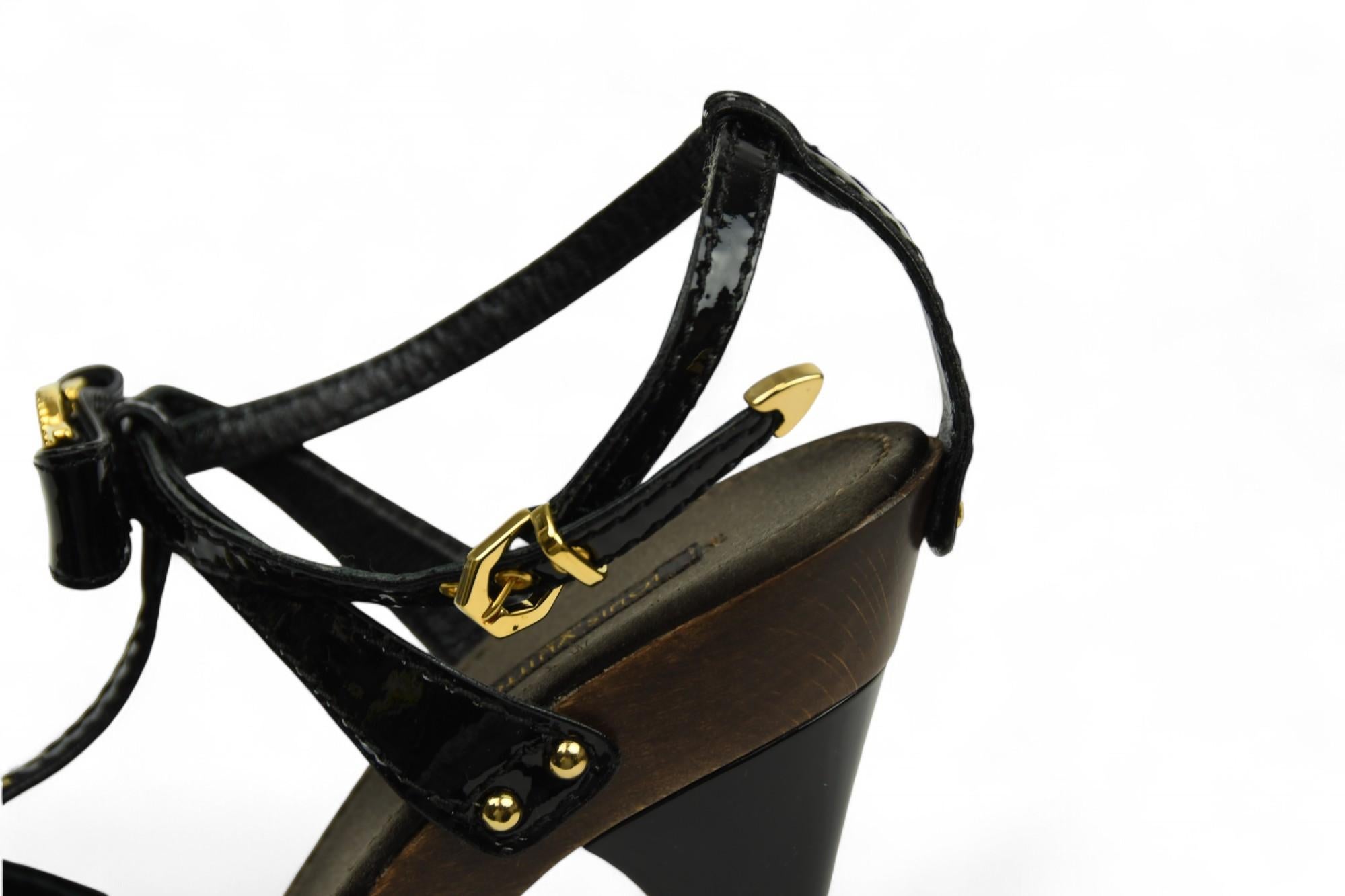 Louis Vuitton - Sandales à médaillon en cuir verni noir  Taille 6.5 US Pour femmes en vente