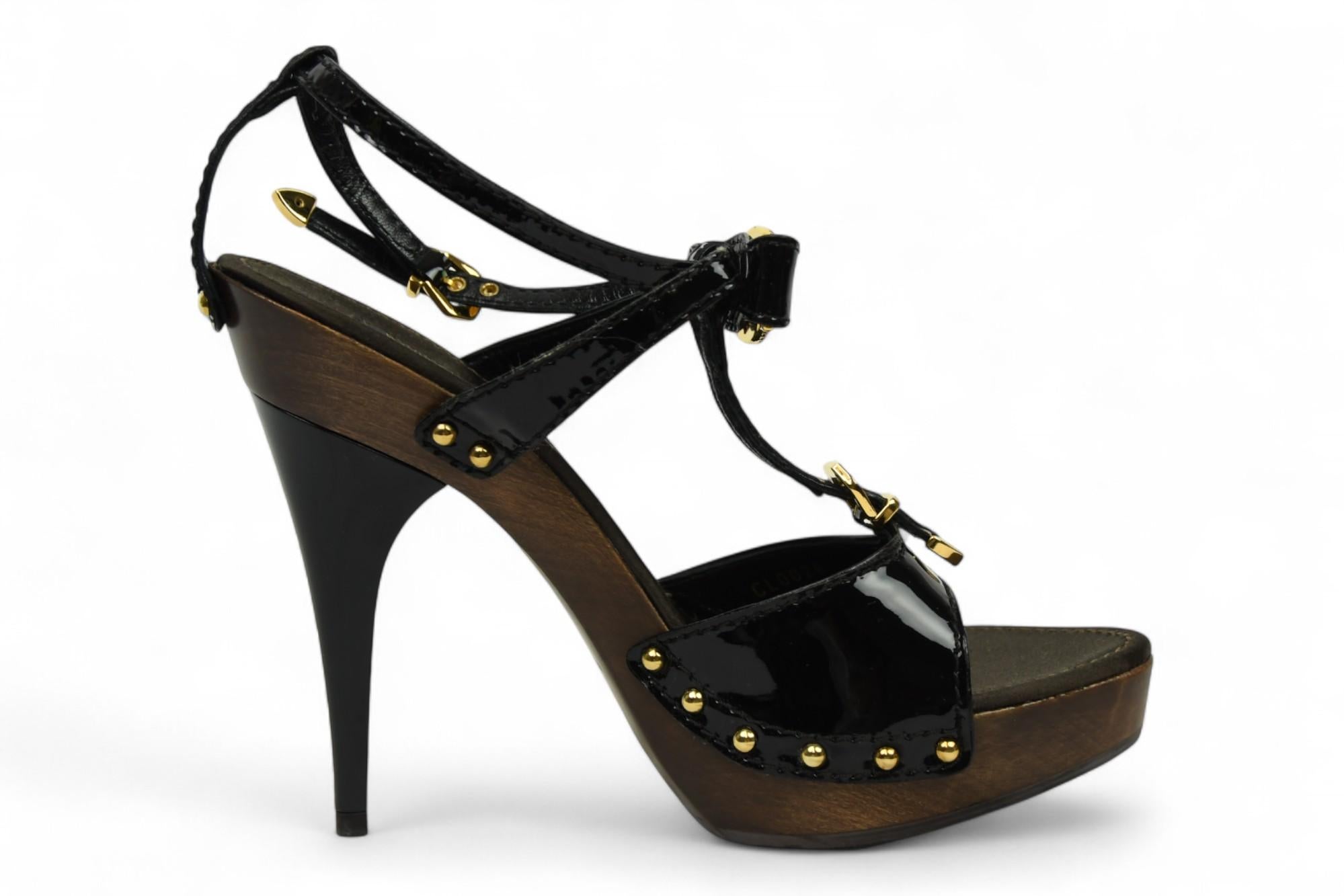 Louis Vuitton - Sandales à médaillon en cuir verni noir  Taille 6.5 US en vente 1