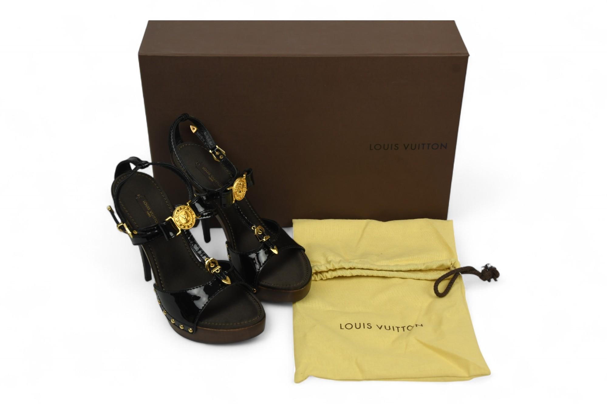 Louis Vuitton - Sandales à médaillon en cuir verni noir  Taille 6.5 US en vente 3
