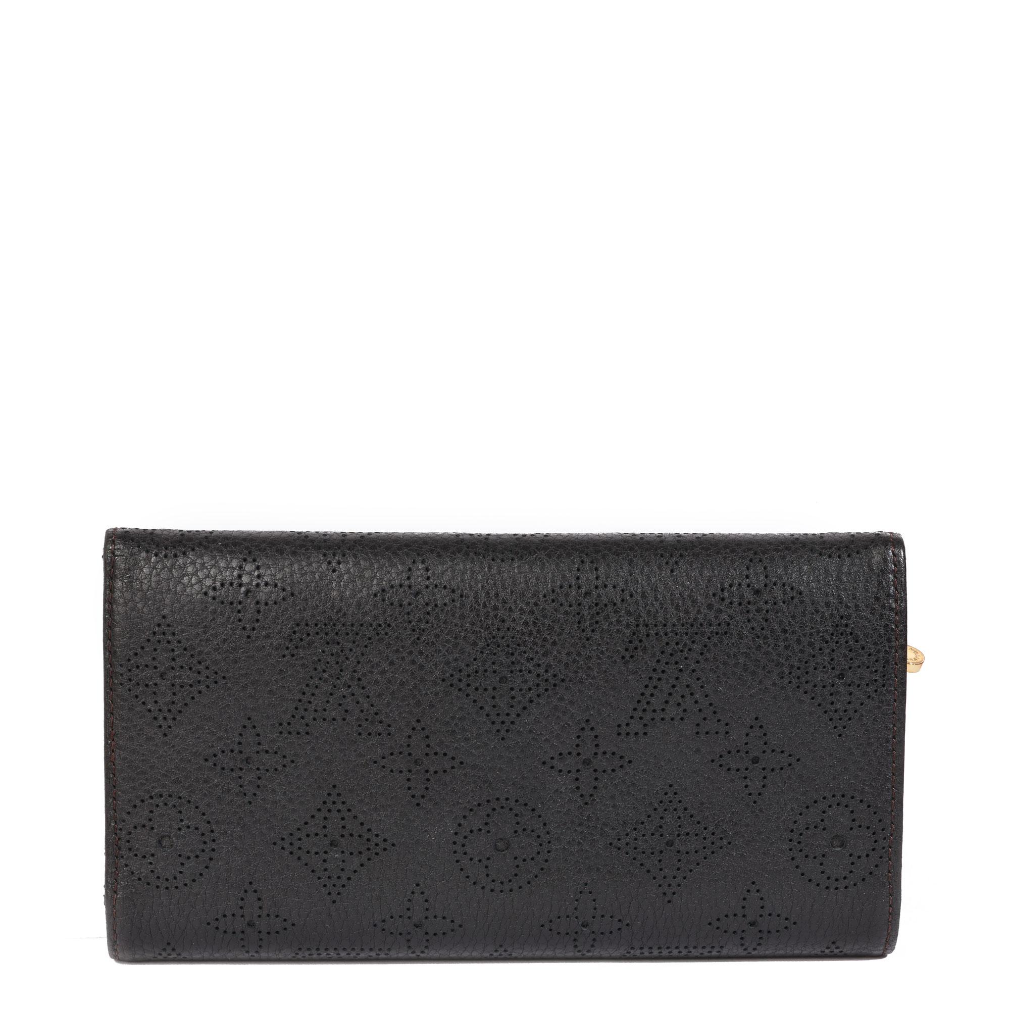 Louis Vuitton BLACK PERFORATED MAHINA CALFSKIN LEATHER AMELIA WALLET

CONDITION NOTES
The exterior is in good condition with minimal signs of use.
The interior is in good condition with minimal signs of use.
The hardware is in good condition with