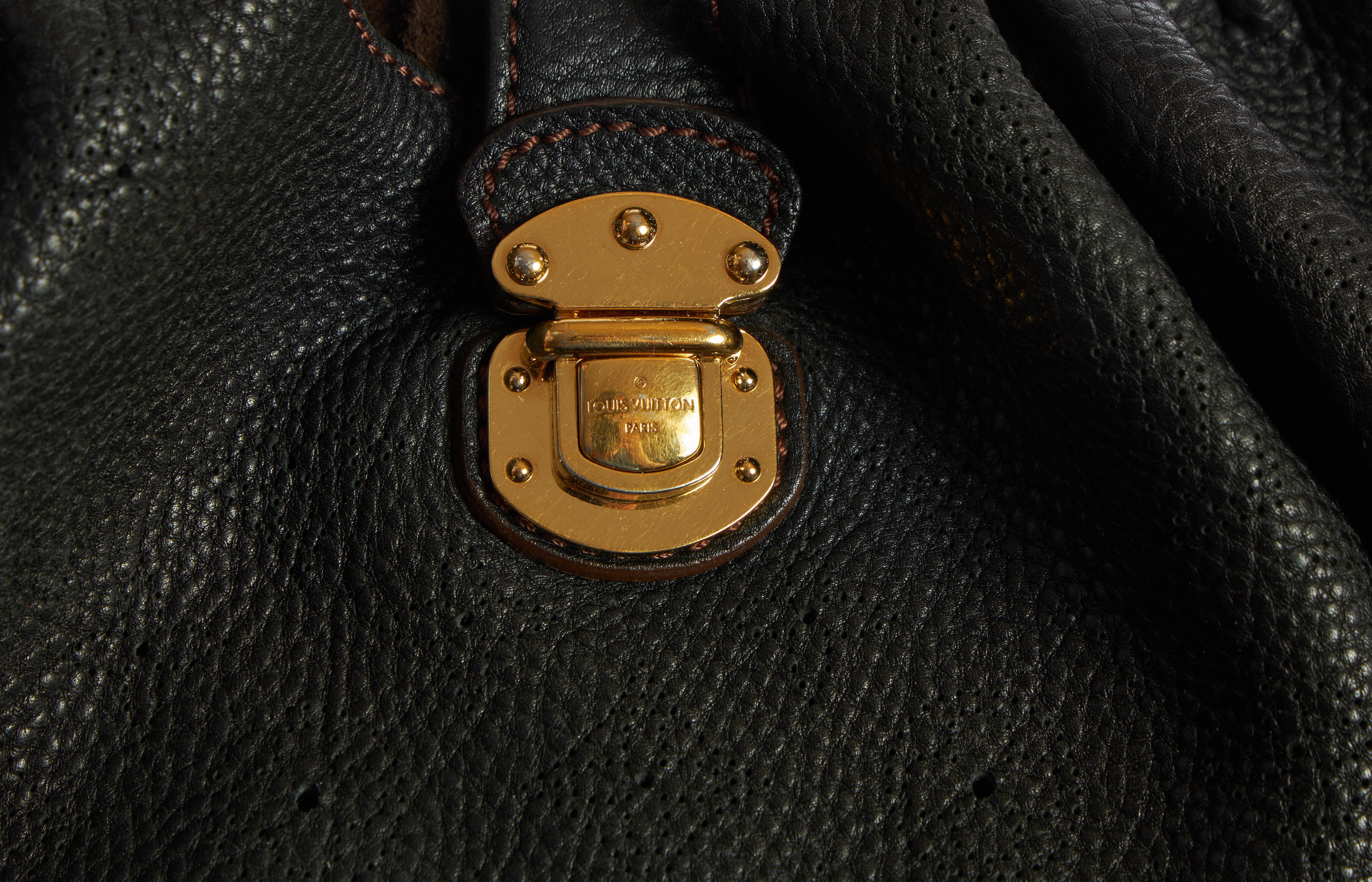 Louis Vuitton Schwarze Perforierte Mahina-Tasche im Angebot 1