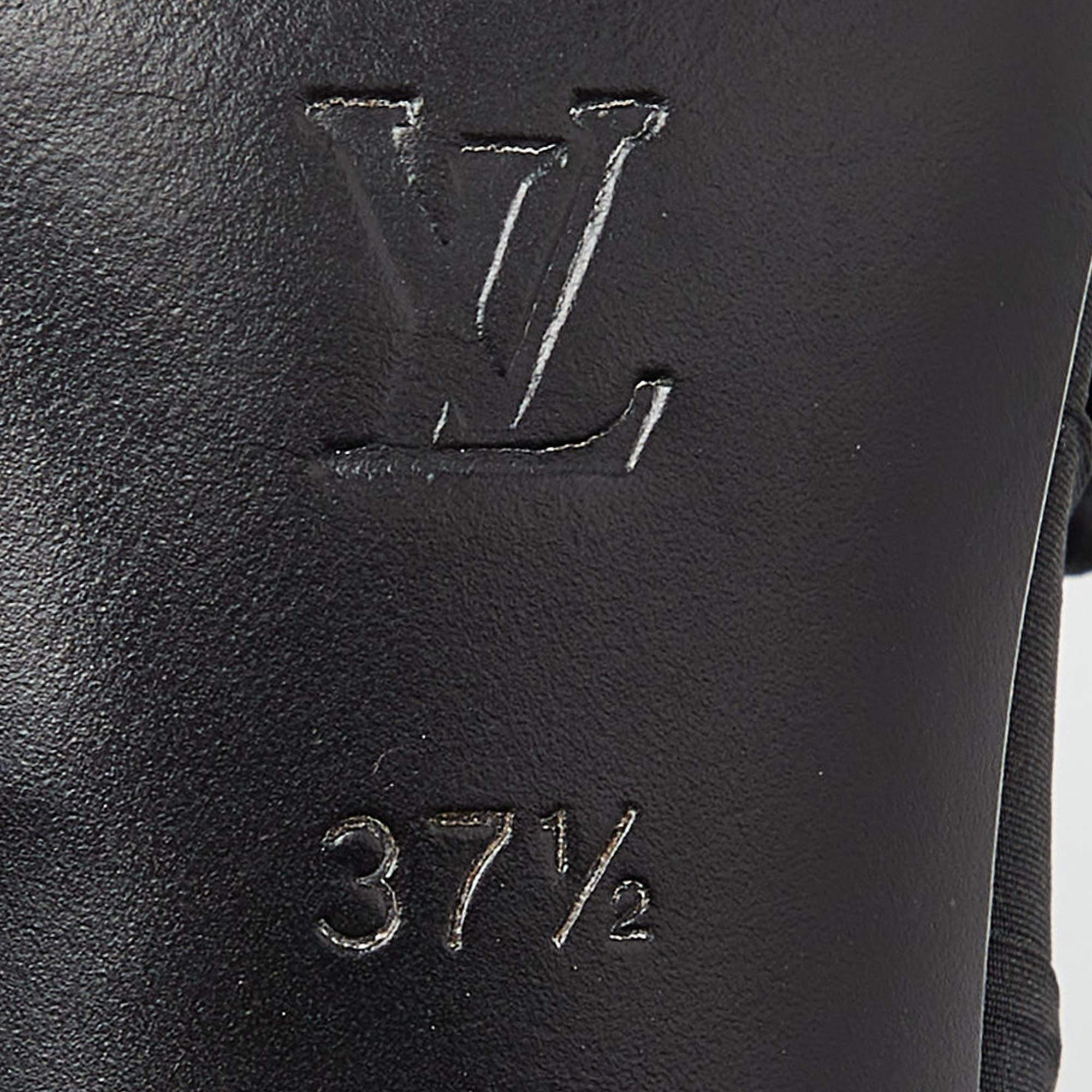 Schwarze plissierte Satin-Pumps mit spitzer Blumenverzierung von Louis Vuitton in Schwarz Größe 37,5 im Angebot 3