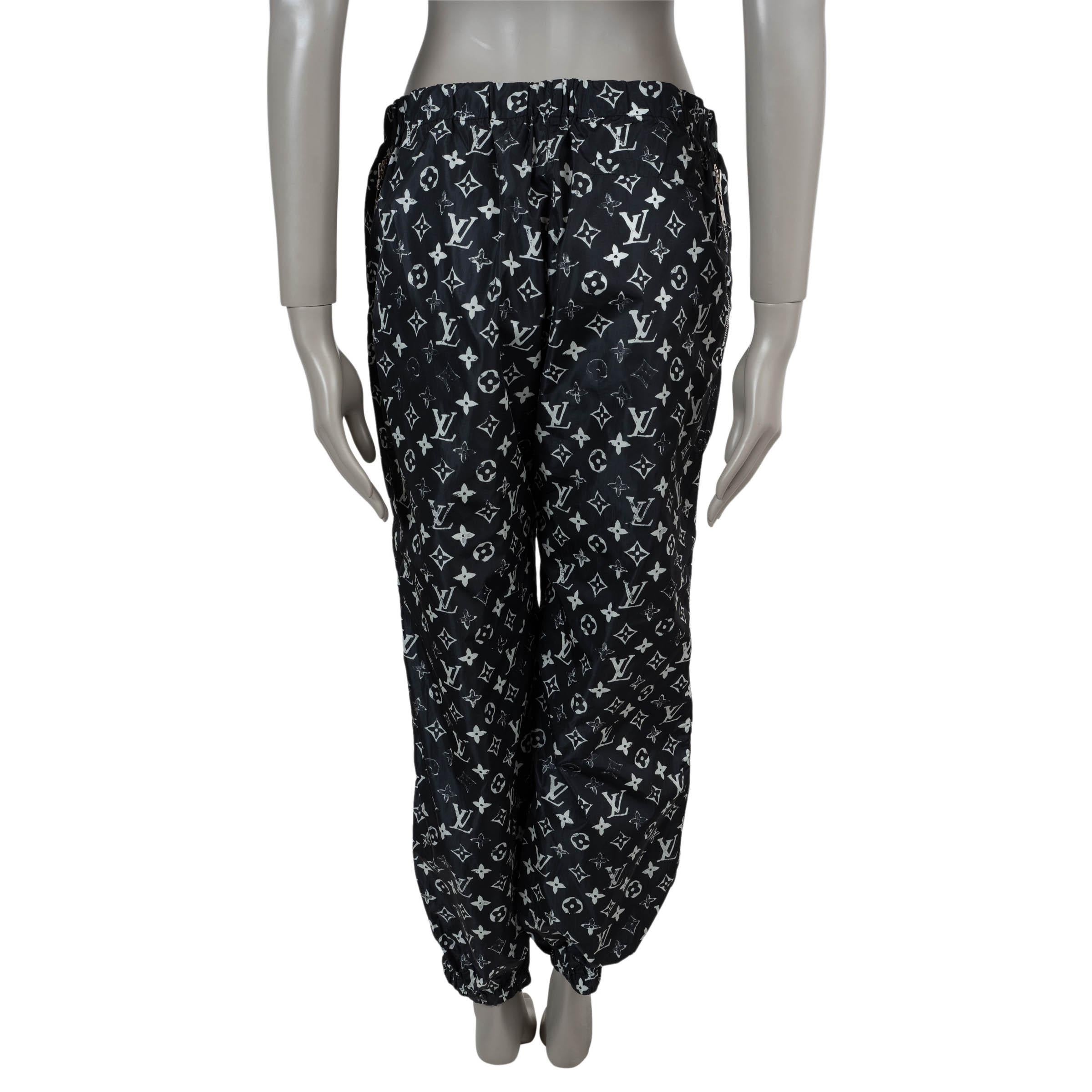 LOUIS VUITTON Schwarze Polyamide 2020 STENCIL MONOGRAM JOGGING-Hose 40 M im Zustand „Hervorragend“ im Angebot in Zürich, CH