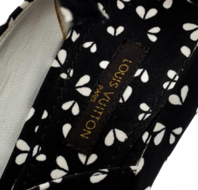 Schwarze Louis Vuitton-Sandalen aus bedrucktem Stoff mit Schleife und Knöchelriemen in Schwarz Größe 38 im Zustand „Gut“ im Angebot in Dubai, Al Qouz 2