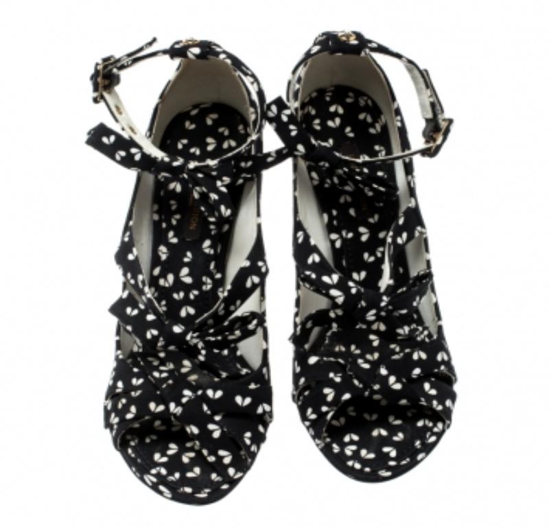 Schwarze Louis Vuitton-Sandalen aus bedrucktem Stoff mit Schleife und Knöchelriemen in Schwarz Größe 38 im Angebot 2