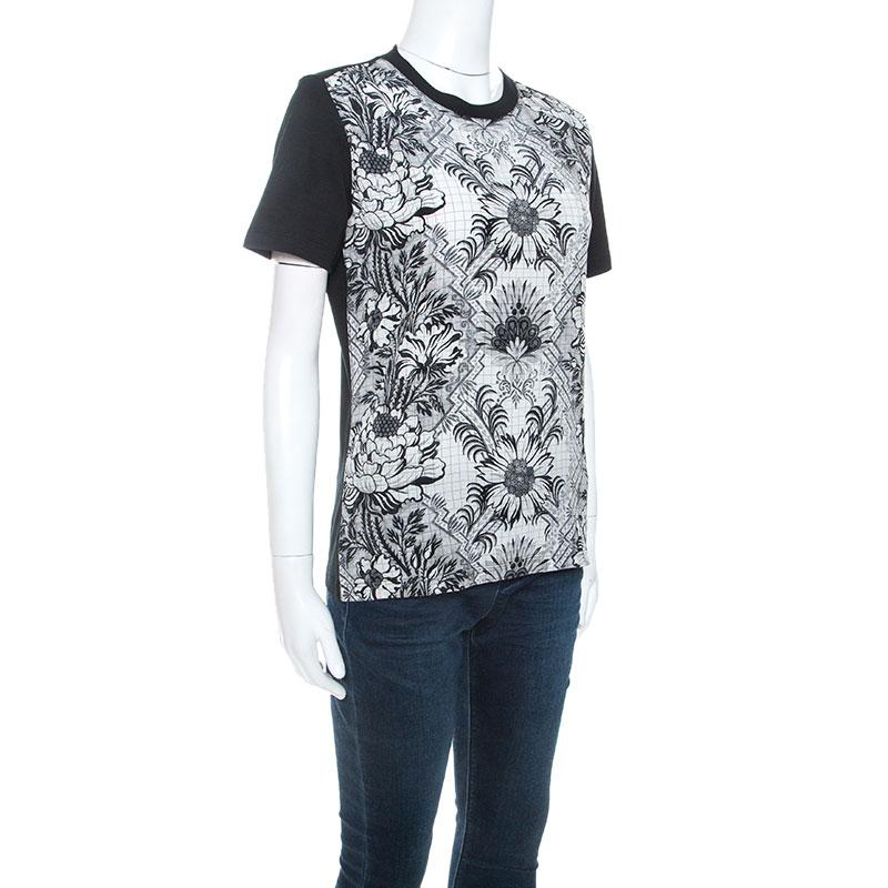 From Louis Vuitton, this top is yet another example of the brand's exquisite design aesthetic. Crafted from cotton and silk, this t-shirt lets you show off your edgy style. The black t-shirt features a lovely print on the front, crew neck, short