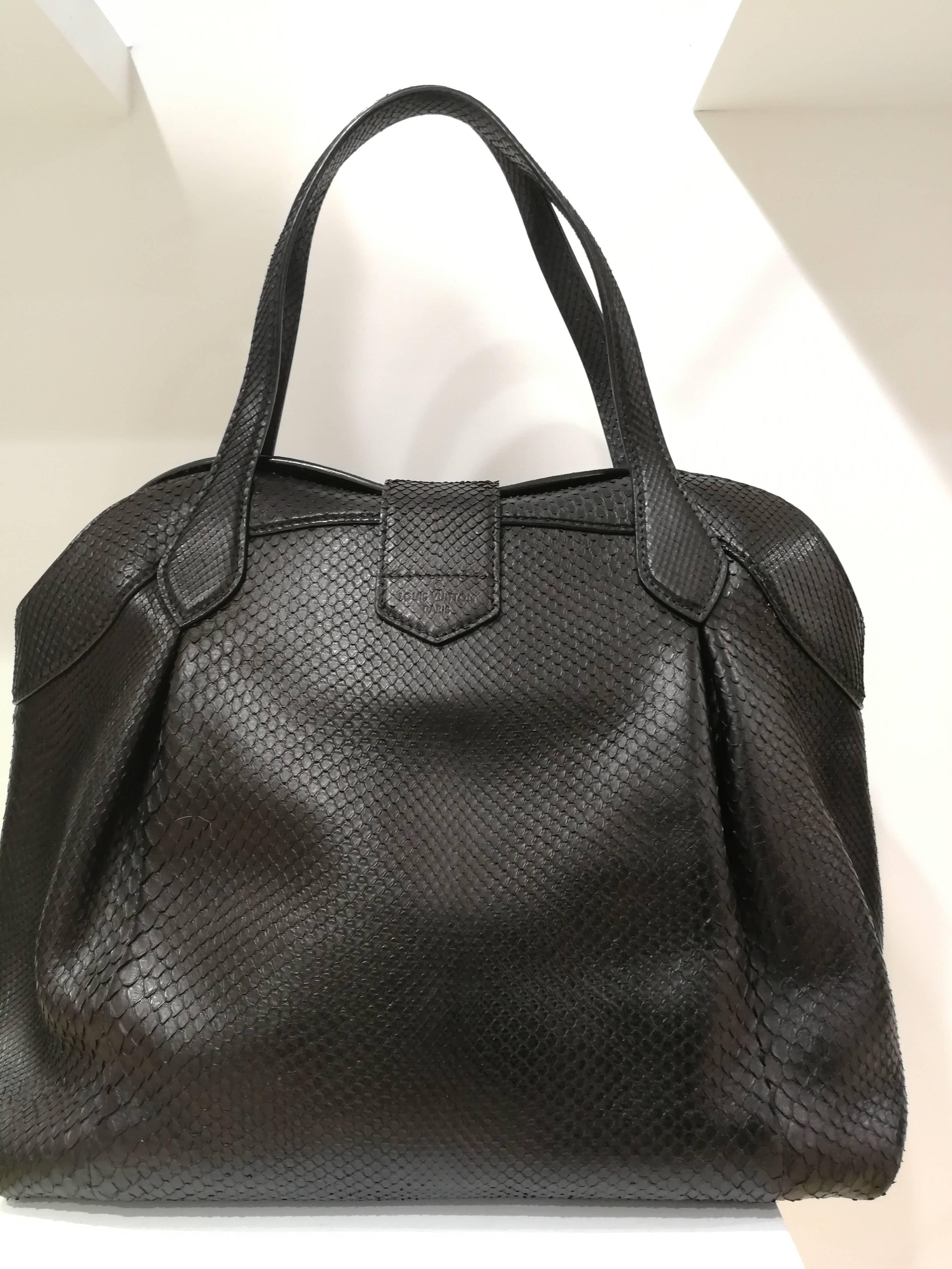 Louis Vuitton Tasche aus schwarzem Pythonleder Limited Edition
Silberfarbene Hardware
ungetragen
noch mit blauer Garantie für silberne Nieten Sicherheit