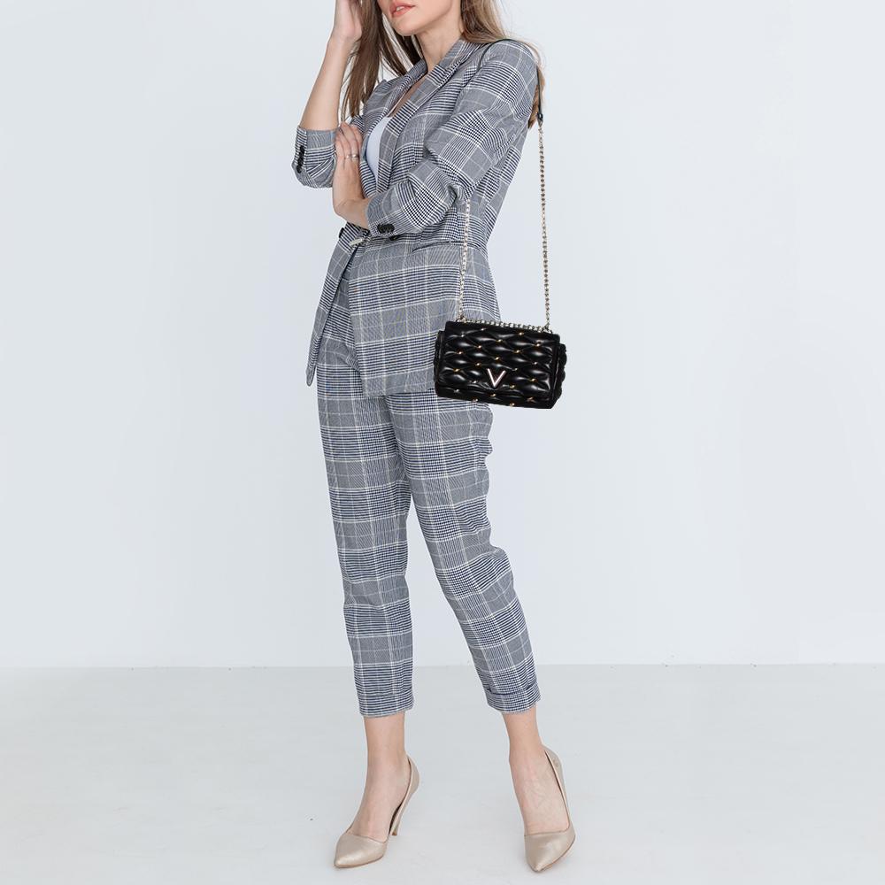 Es ist der Traum jeder Frau:: eine so ansprechende Handtasche von Louis Vuitton zu besitzen. Die aus Leder gefertigte Tasche zeichnet sich durch ein interessantes Steppmuster aus:: das vom Kreuzfutter der klassischen LV-Koffer inspiriert ist:: sowie