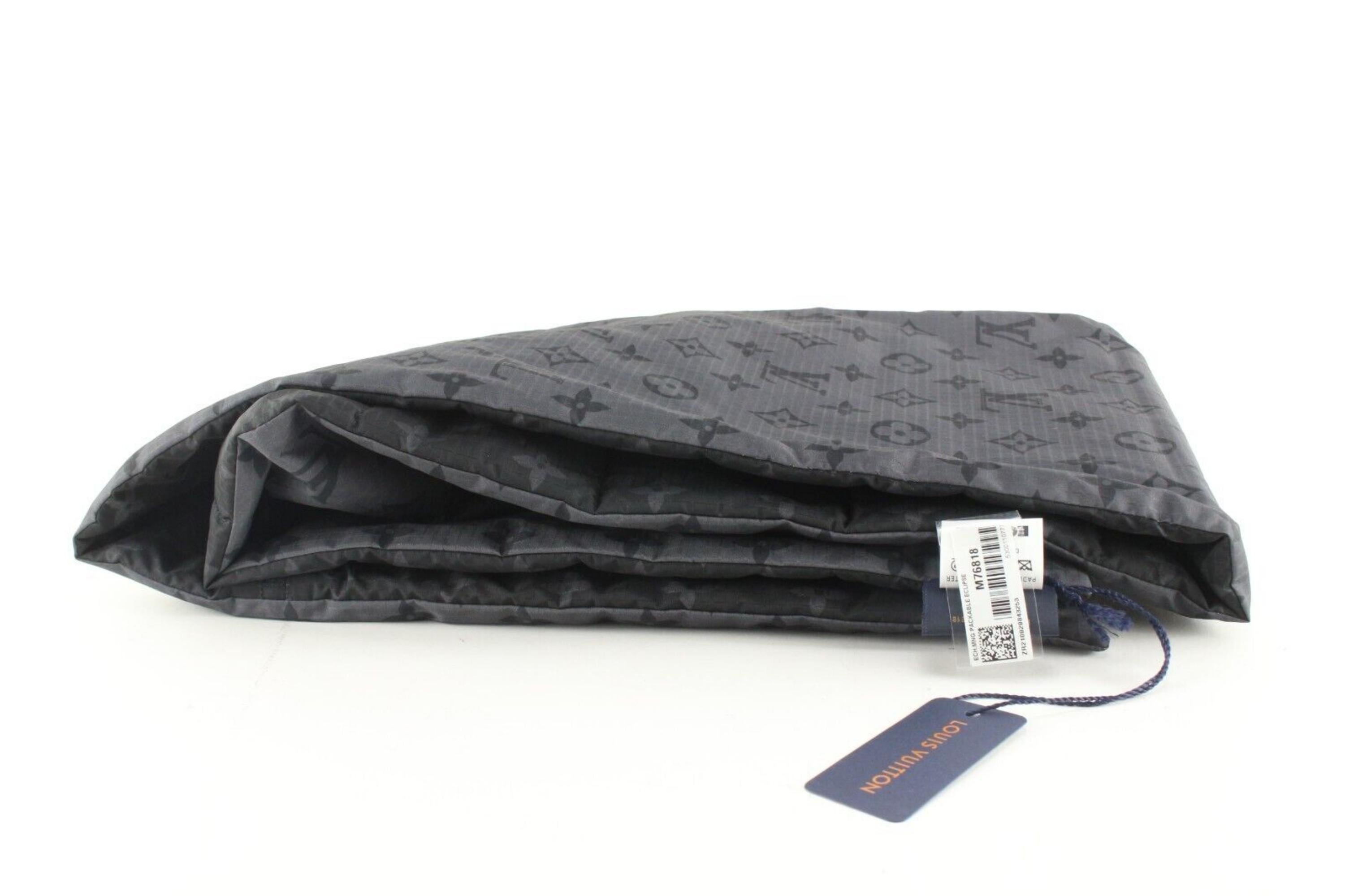 Louis Vuitton Black Reversible Monogram Eclipse Packable Scarf 4LU0224 In New Condition For Sale In Dix hills, NY