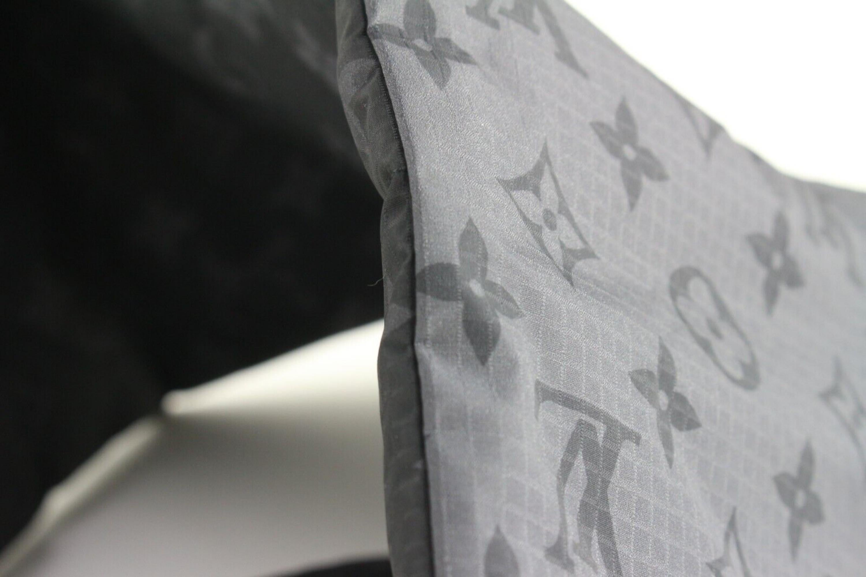 Louis Vuitton - Écharpe empilable noire réversible avec monogramme Eclipse 4LU0224 Pour femmes en vente