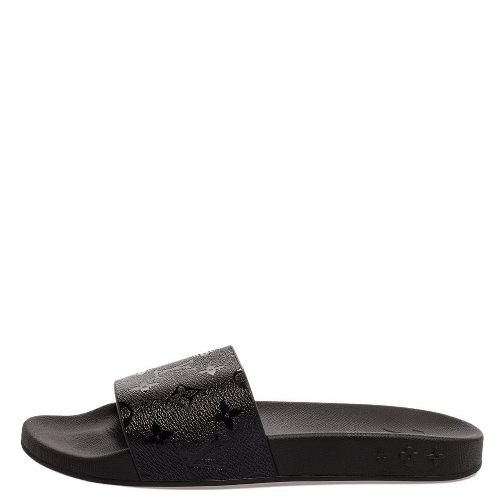 Lounge around in style wearing these Waterfront slide sandals from Louis Vuitton! They have been crafted from monogram rubber and feature an open toe silhouette. They flaunt wide vamp straps and come endowed with comfortable insoles. They are