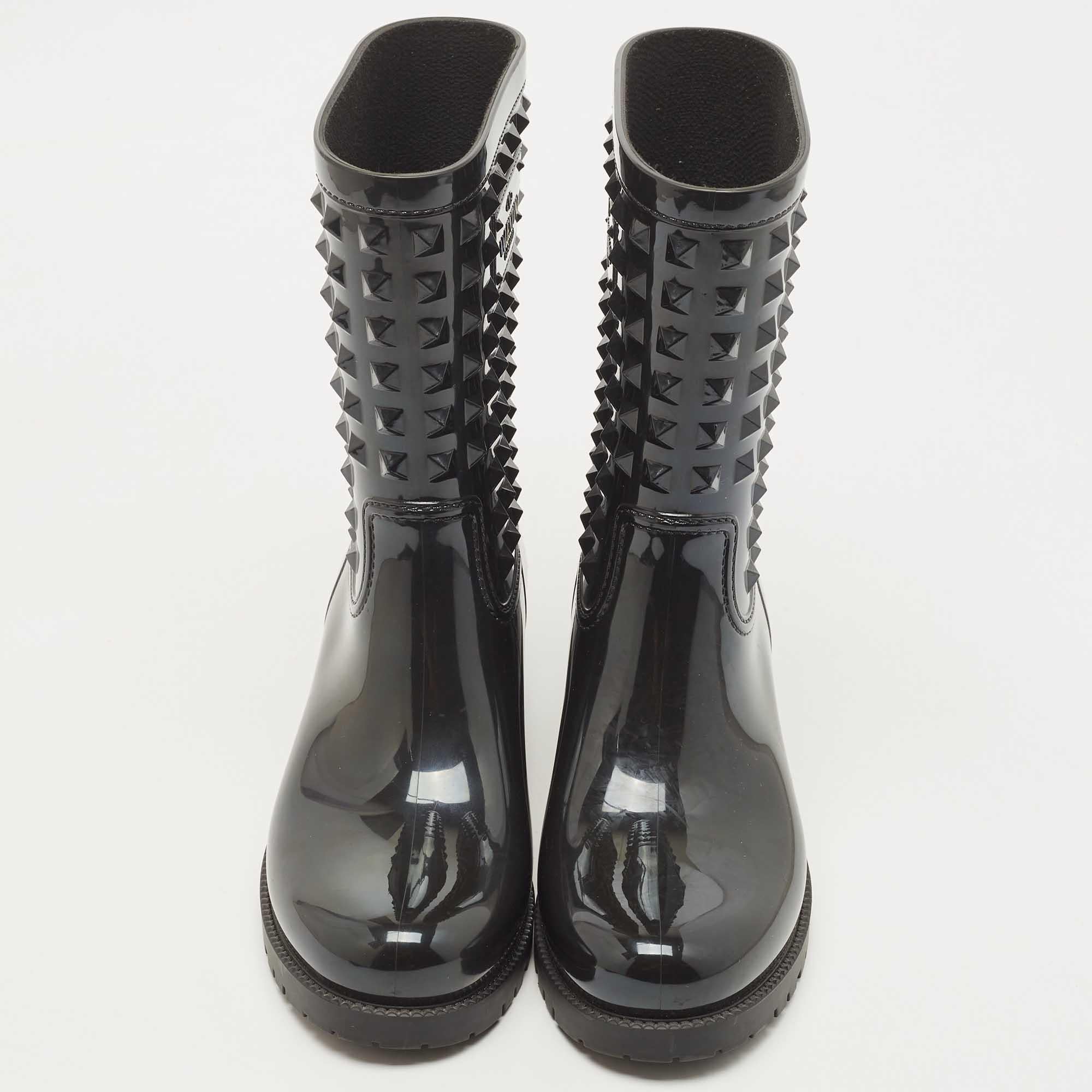 Enjoy rainy days in style with these Louis Vuitton boots. Modern in design and craftsmanship, they are fashioned to keep you comfortable and chic!

Includes: Original Dustbag, Original Box, Info Booklet

