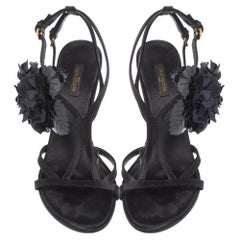 Schwarze Sandale aus Satin und Lackleder mit Blumenverzierung von Louis Vuitton Größe 39,5