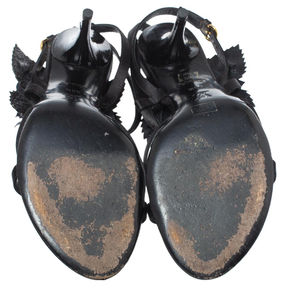 Schwarze Sandale aus Satin und Lackleder mit Blumenverzierung von Louis Vuitton Größe 39,5 Damen im Angebot