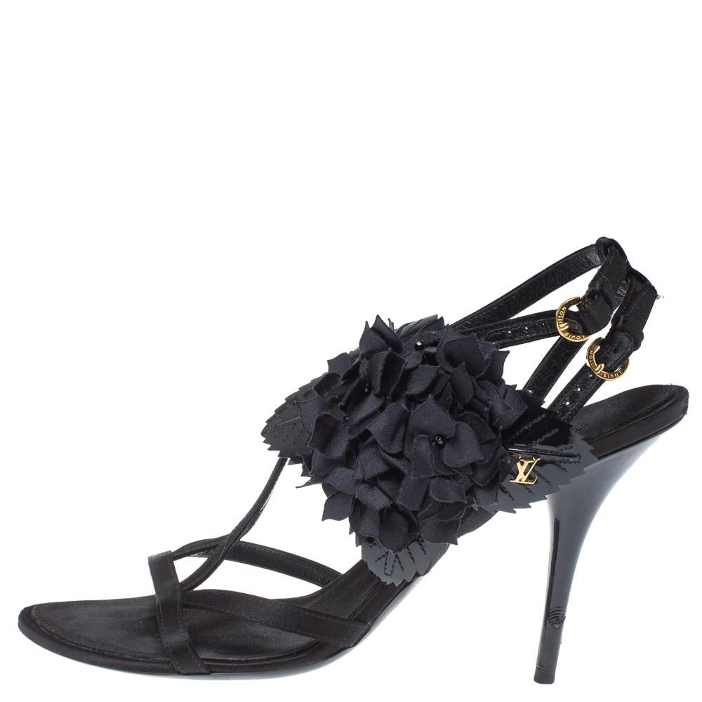Schwarze Sandale aus Satin und Lackleder mit Blumenverzierung von Louis Vuitton Größe 39,5 im Angebot 1