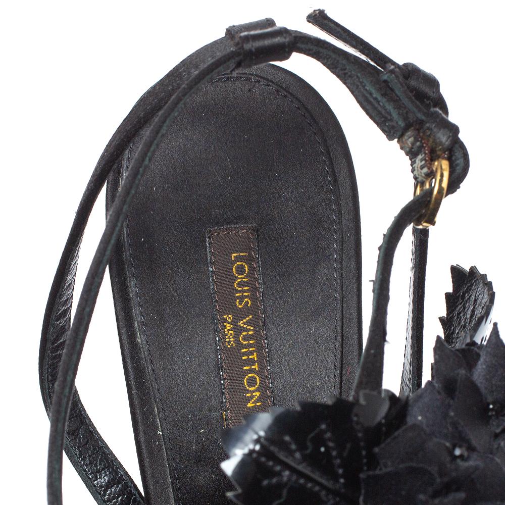 Schwarze Sandale aus Satin und Lackleder mit Blumenverzierung von Louis Vuitton Größe 39,5 im Angebot 2