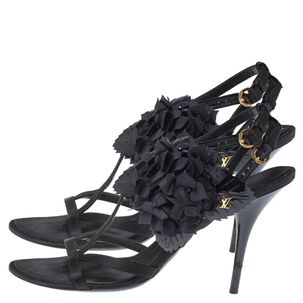 Schwarze Sandale aus Satin und Lackleder mit Blumenverzierung von Louis Vuitton Größe 39,5 im Angebot 3