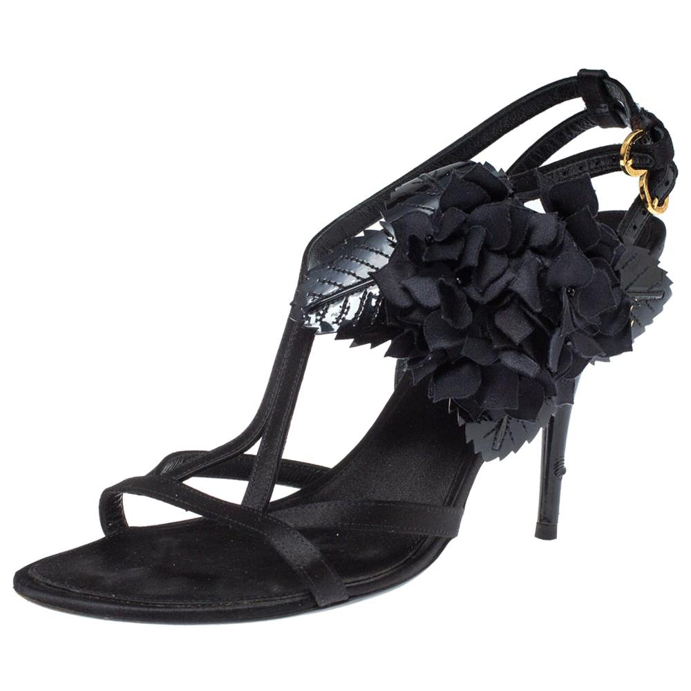 Schwarze Sandale aus Satin und Lackleder mit Blumenverzierung von Louis Vuitton Größe 39,5 im Angebot