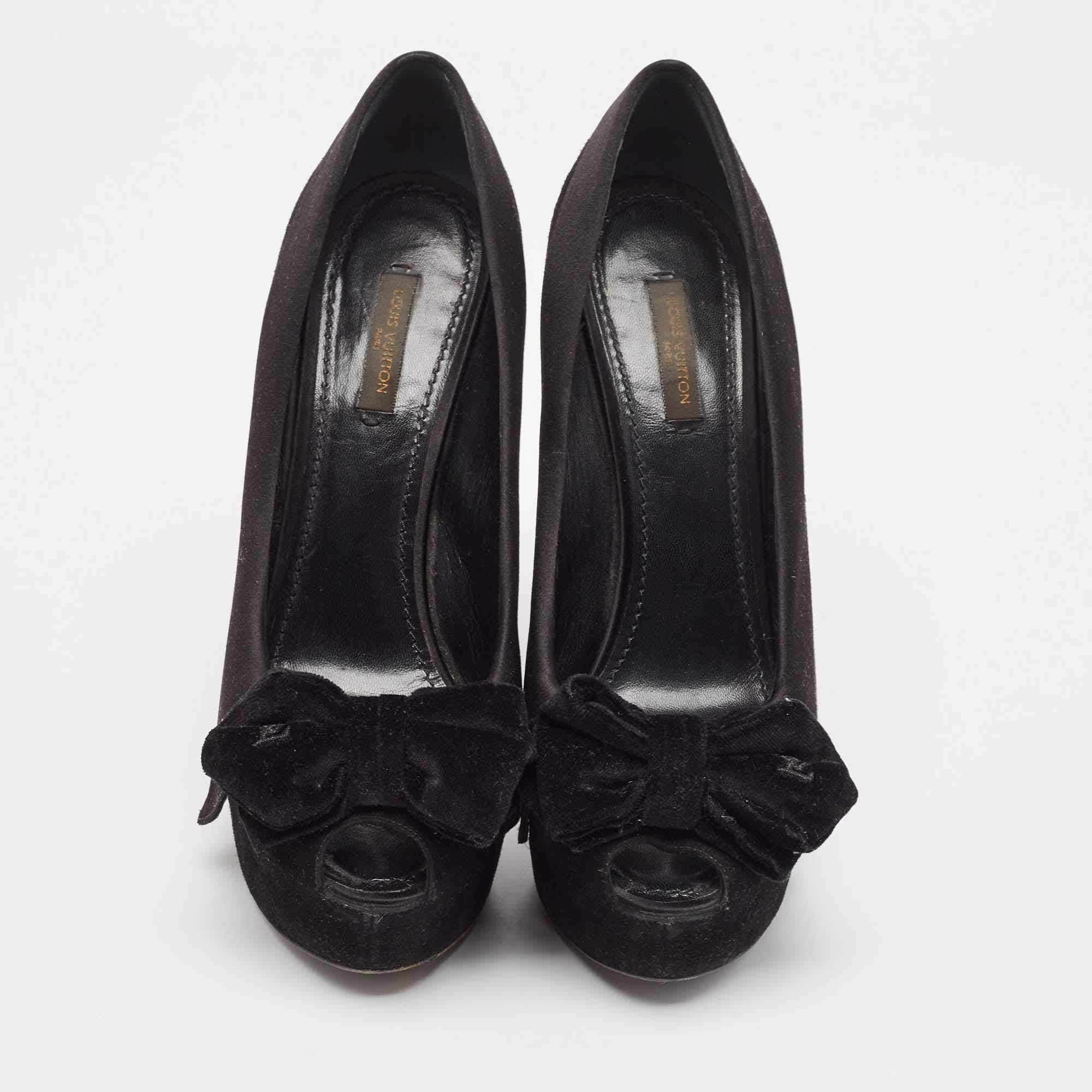 Louis Vuitton Black Satin and Suede Peep Toe Platform Pumps Size 39.5 In Good Condition For Sale In Dubai, Al Qouz 2