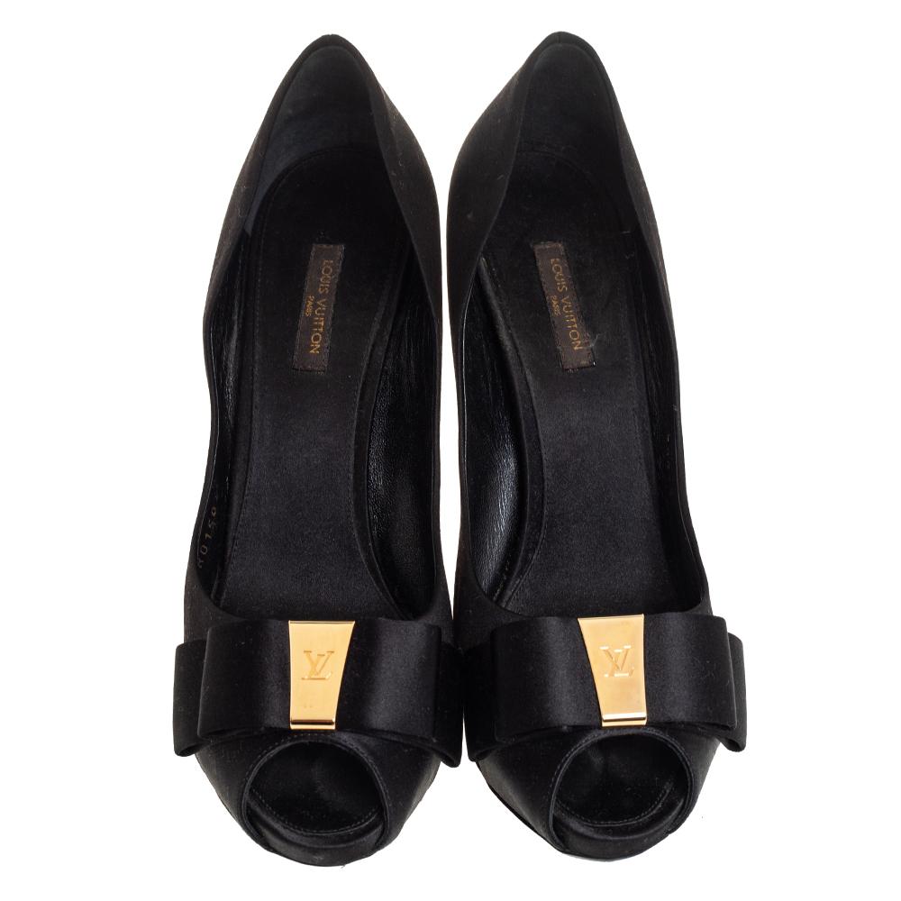 Stylish, sophisticated, and glamorous, these pumps by Louis Vuitton will make sure your formal ensembles are elevated instantly. Crafted from quality satin, they come in a classic shade of black. They are styled with peep toes, bow detailing with
