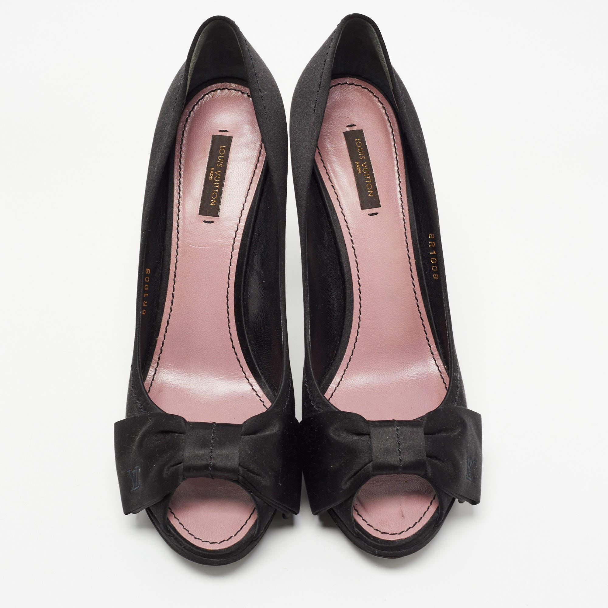 Exhibit an elegant style with this pair of pumps. These elegant shoes are crafted from quality materials. They are set on durable soles and sleek heels.

Includes
Extra heel tip, Original Box