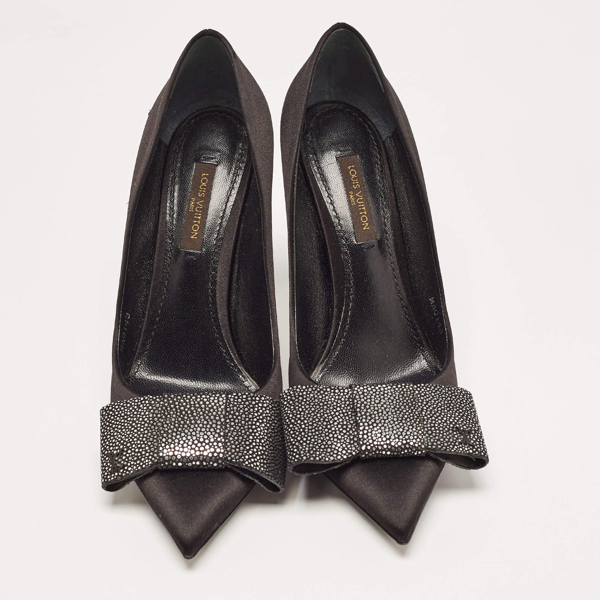 Louis Vuitton Black Satin Bow Pointed Toe Pumps Size 36.5 In Good Condition For Sale In Dubai, Al Qouz 2