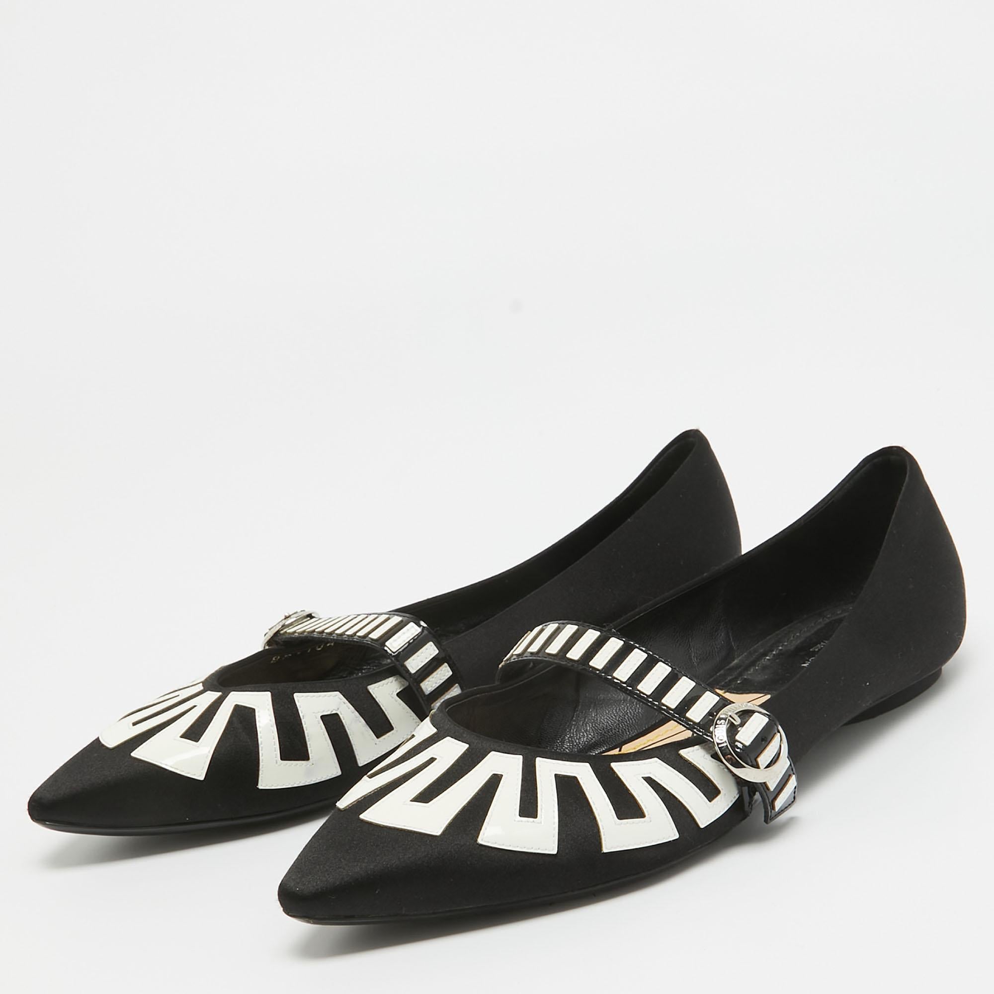 Complétez votre look en ajoutant ces ballerines de créateur à votre jolie garde-robe. Ils sont fabriqués avec soin pour garantir un ajustement et un style parfaits.