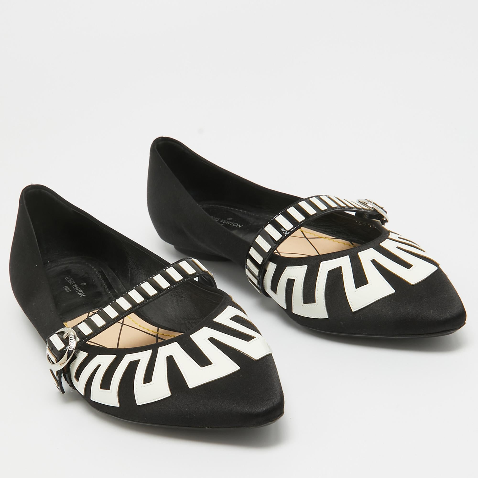 Louis Vuitton - Ballerines à boucles en satin noir - Taille 37 Bon état - En vente à Dubai, Al Qouz 2