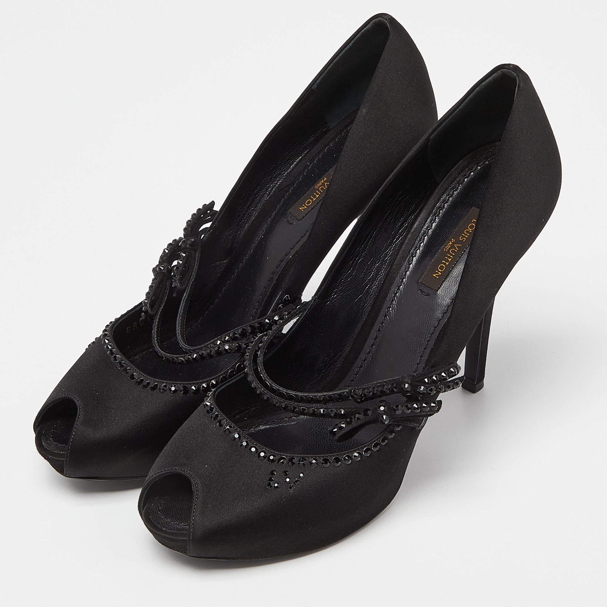 Zeigen Sie einen eleganten Stil mit diesem Paar Pumps. Diese eleganten Schuhe sind aus hochwertigen Materialien gefertigt. Sie sind auf robusten Sohlen und schlanken Absätzen aufgebaut.