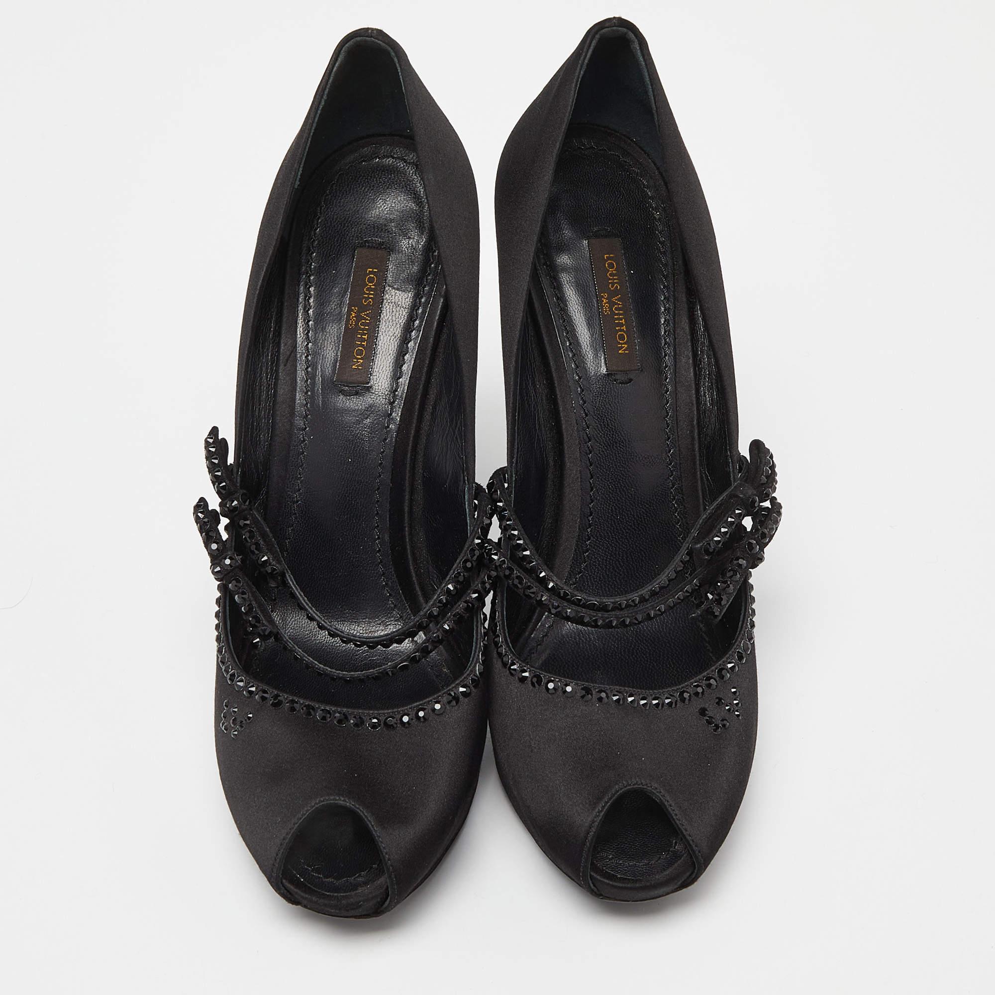Louis Vuitton Schwarze Satin verzierte Peep Toe Pumps mit Peep Toe Größe 40 im Zustand „Gut“ im Angebot in Dubai, Al Qouz 2