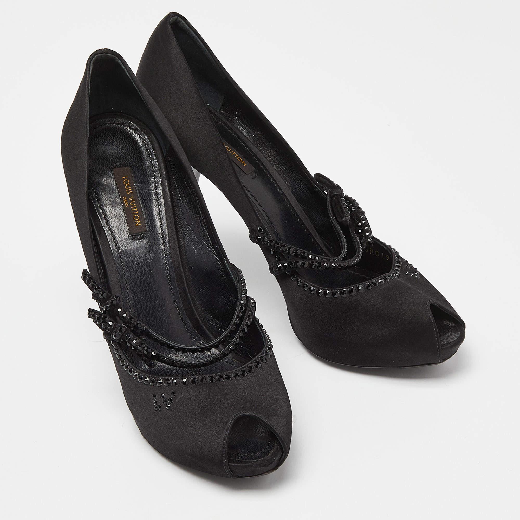 Louis Vuitton Schwarze Satin verzierte Peep Toe Pumps mit Peep Toe Größe 40 Damen im Angebot