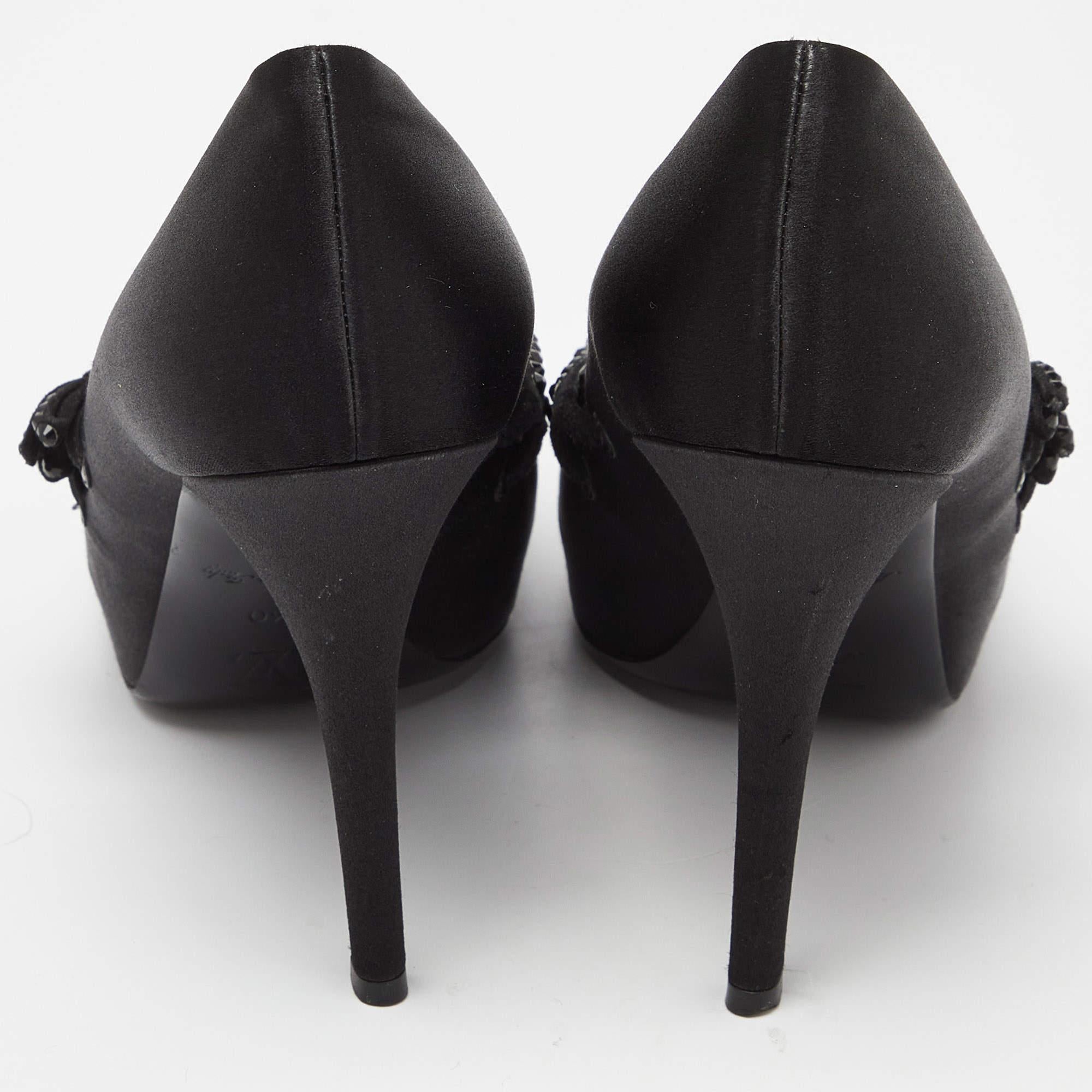 Louis Vuitton Schwarze Satin verzierte Peep Toe Pumps mit Peep Toe Größe 40 im Angebot 1